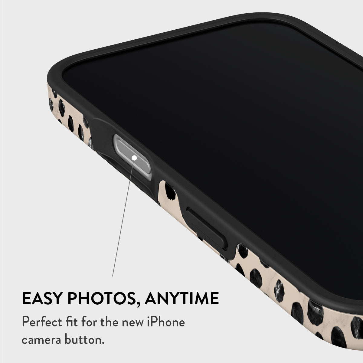 Nahaufnahme eines iPhones mit Hülle im Dalmatiner-Print. Der Bildschirm ist schwarz, der Fokus liegt auf der Kamerataste. Text: Einfache Fotos, jederzeit.