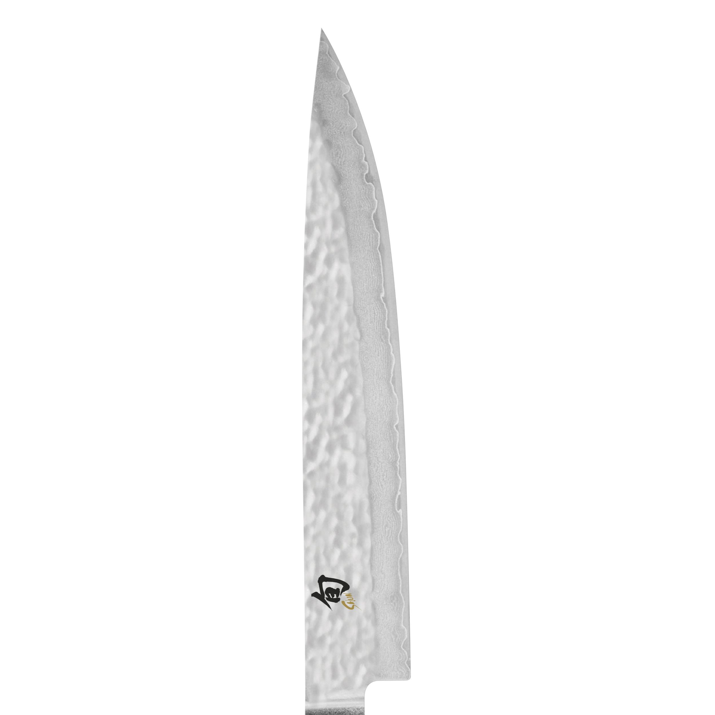 Primer plano de una hoja de cuchillo de cocina plateada con textura y logotipo negro en la base.