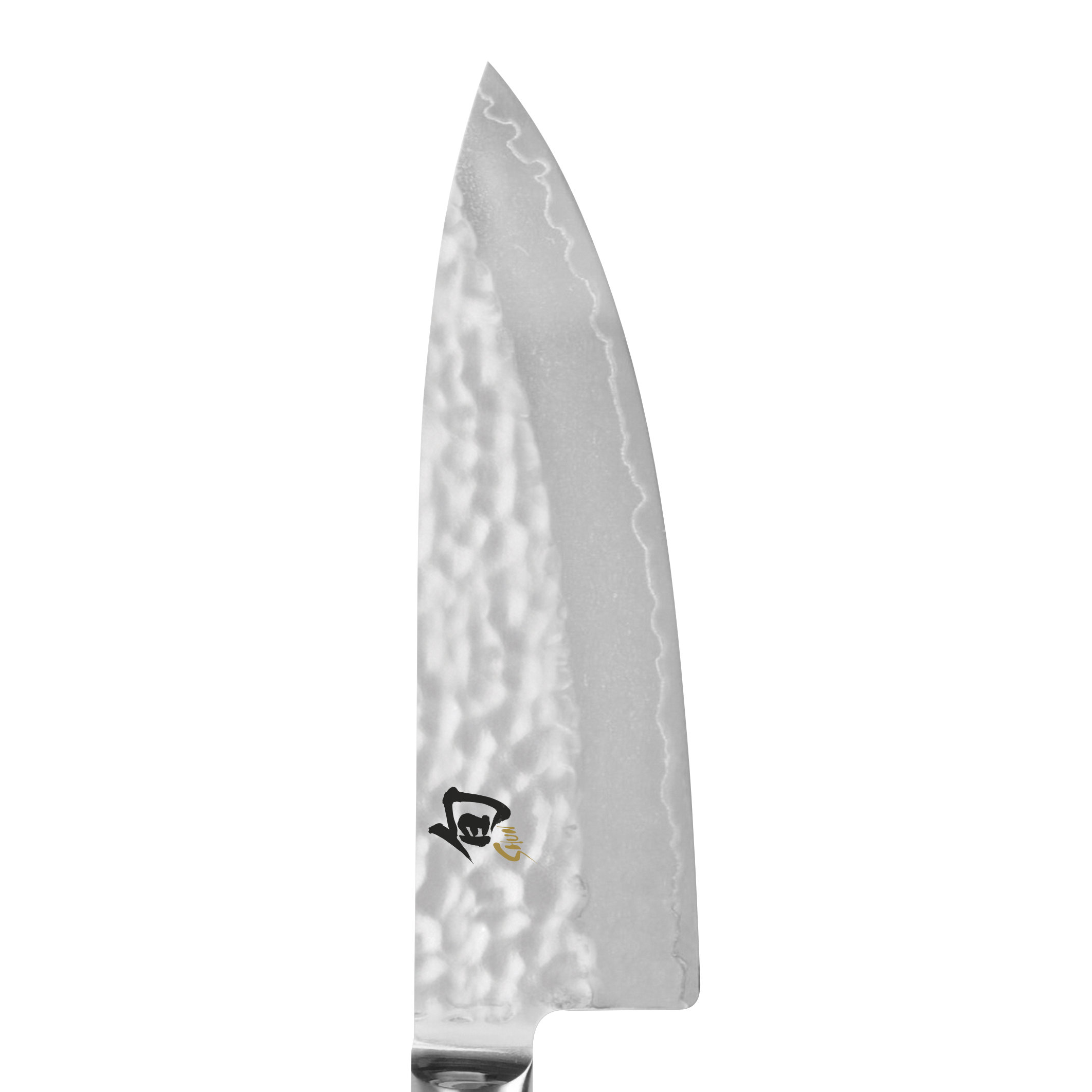 Zbliżenie ostrza noża szefa kuchni. Ostrze jest srebrne z teksturowaną powierzchnią i falistą krawędzią tnącą, na białym tle.