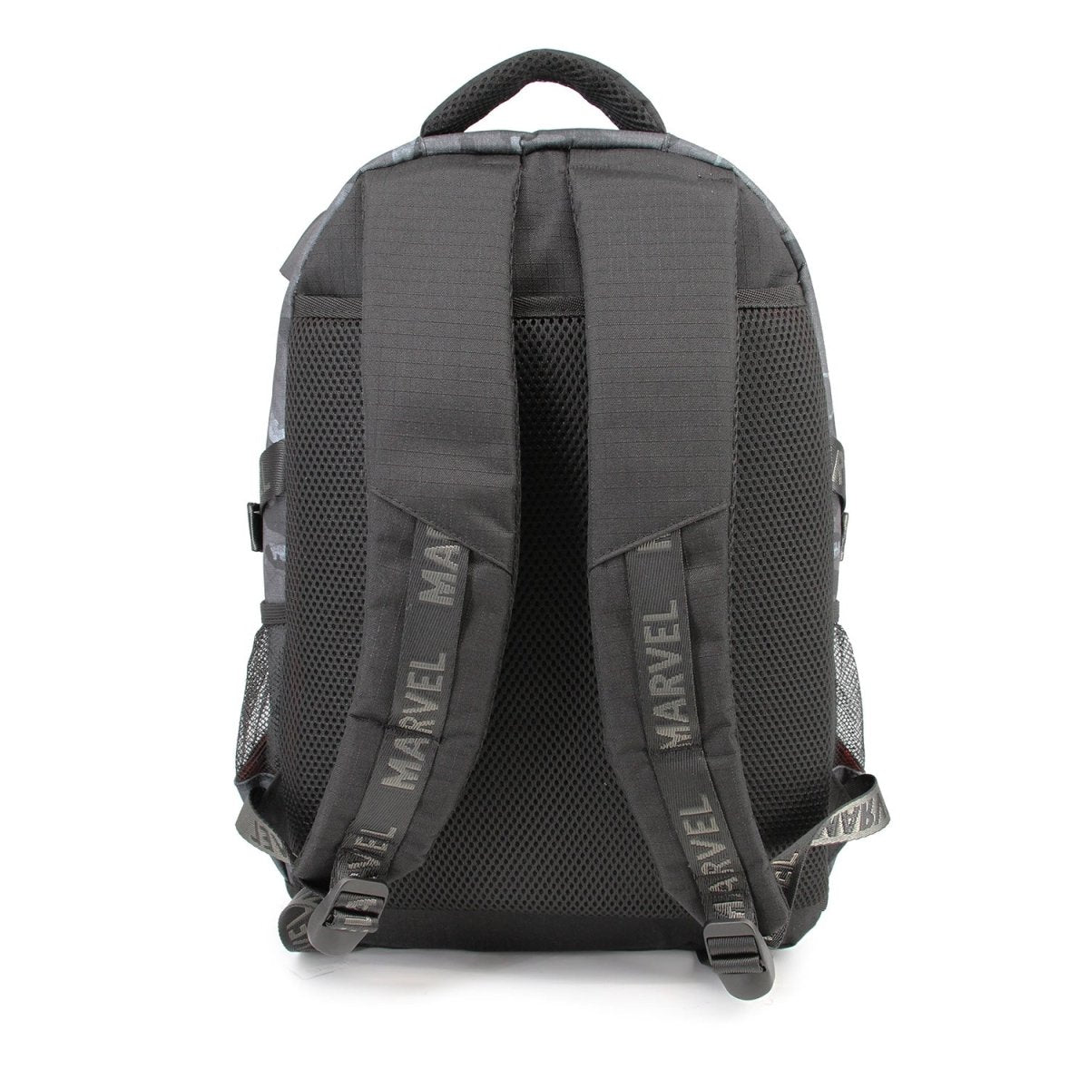Una mochila gris de Marvel se muestra desde la parte posterior. Las correas tienen 'Marvel' impreso. Tiene un asa y bolsillos laterales de malla.