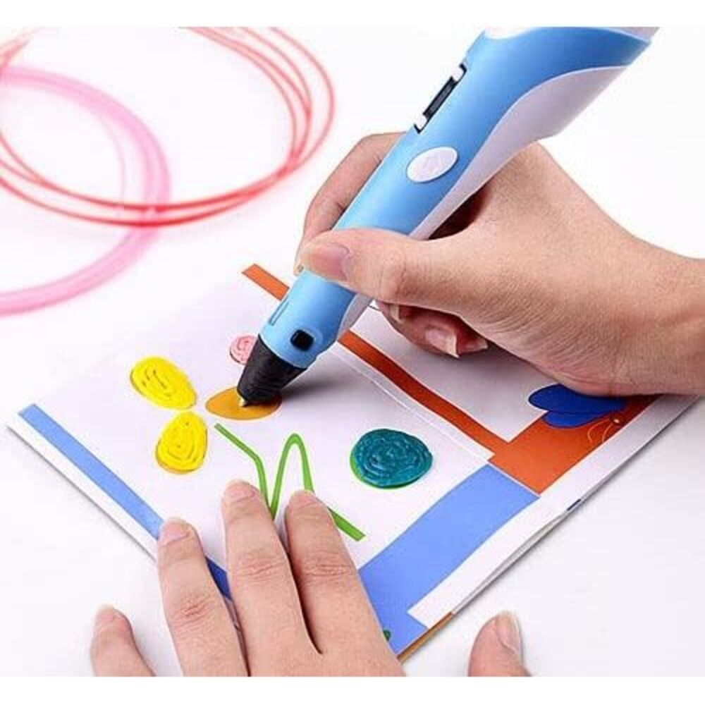 Una mano sostiene un bolígrafo 3D azul dibujando sobre papel con diseños amarillos y verdes. Hay filamentos rosas y rojos en el fondo.