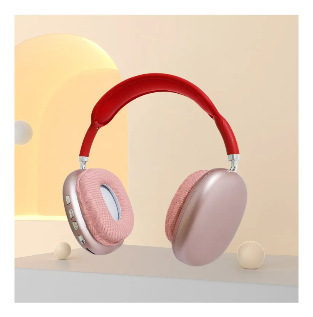 Un par de auriculares rosas y rojos sobre una superficie blanca, con fondo amarillo claro y dos esferas blancas.