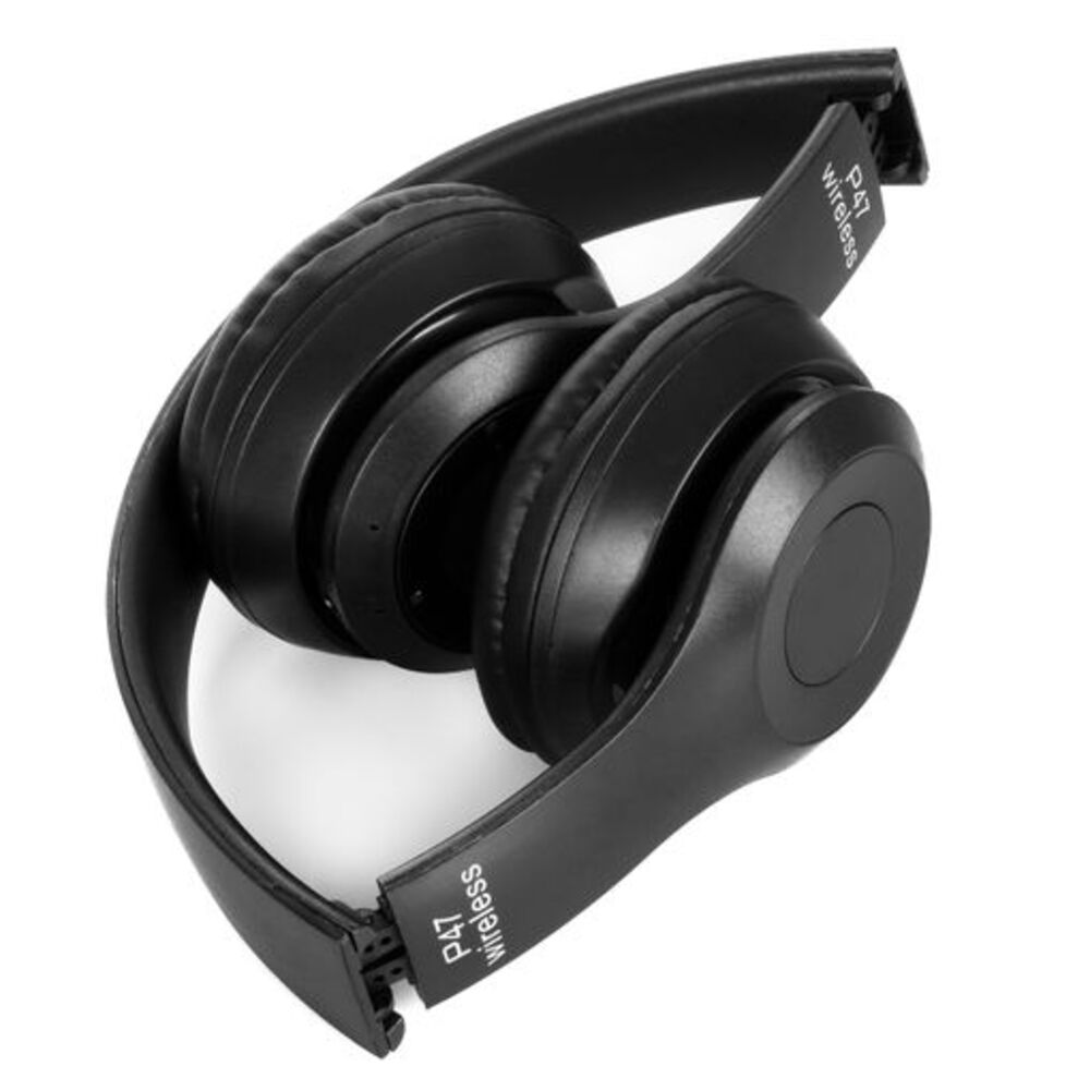 Auriculares inalámbricos P47 negros, plegados. Los auriculares están sobre un fondo blanco. La marca es visible en el lateral.