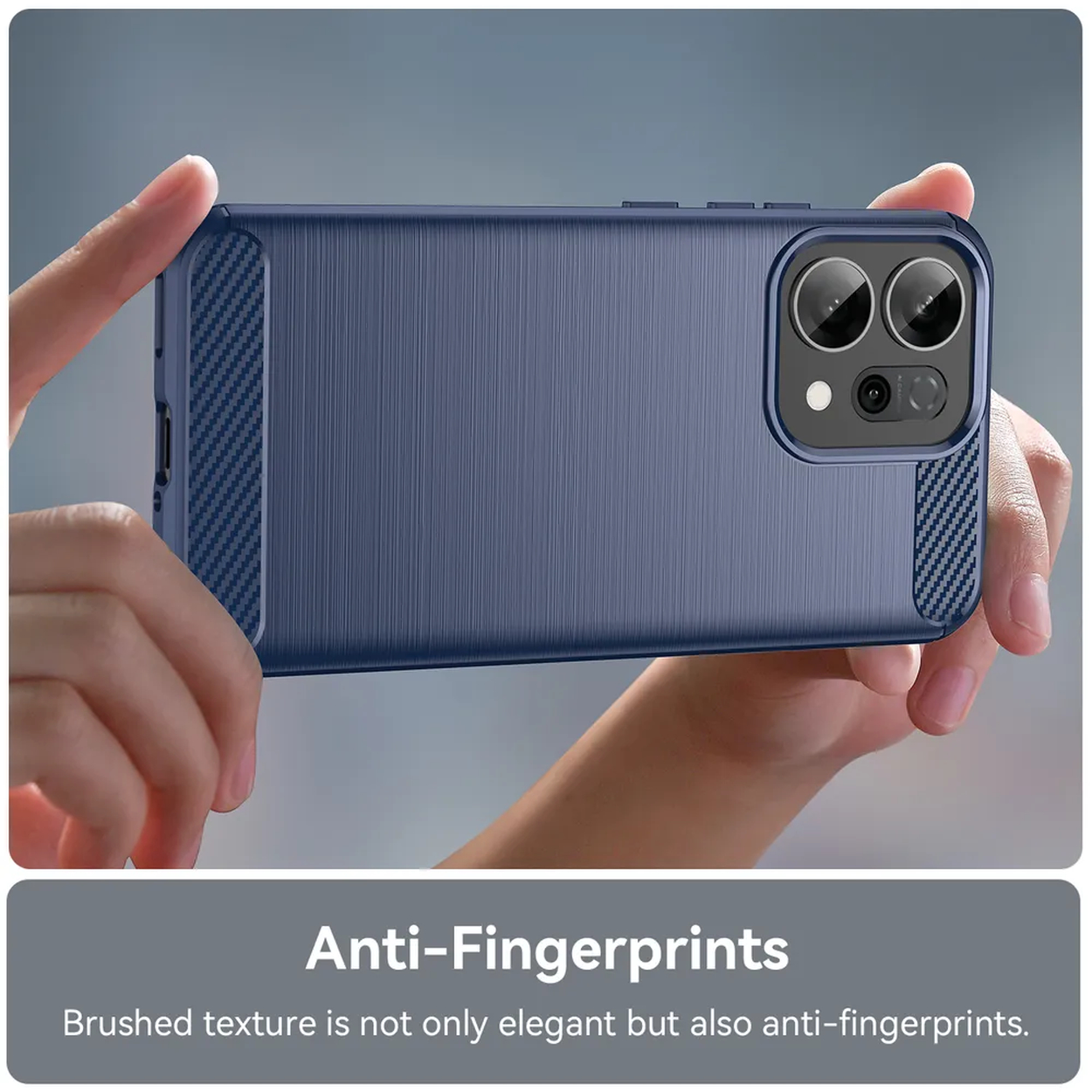 Een persoon houdt een blauwe telefoonhoes vast. De hoes heeft een getextureerde achterkant en koolstofvezel accenten. De tekst zegt 'Anti-vingerafdrukken'.