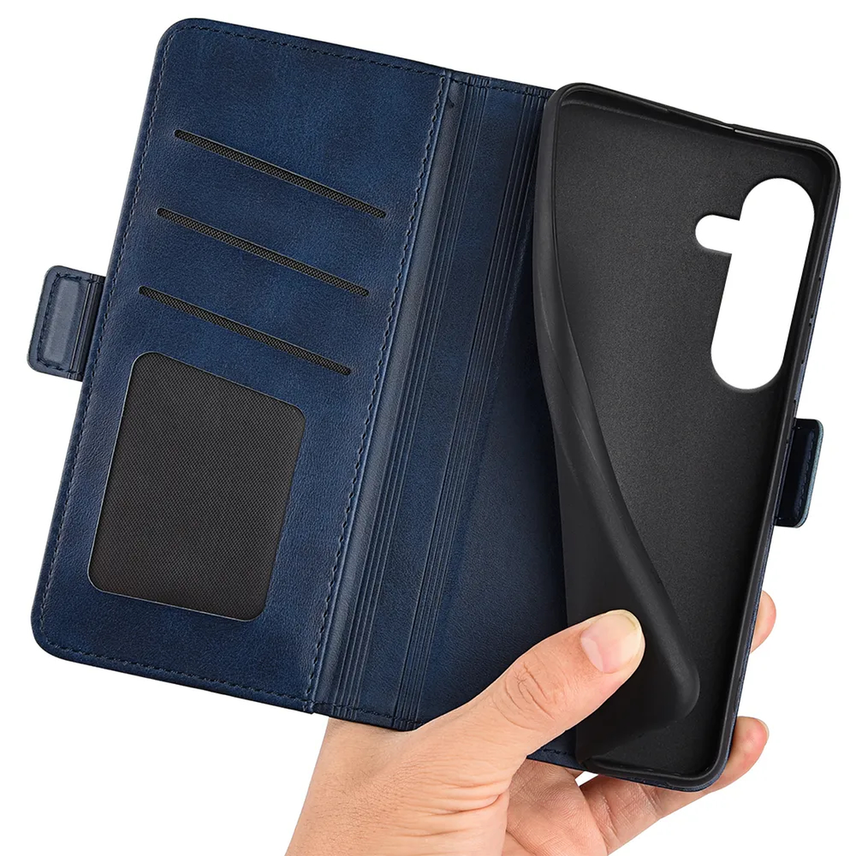Een hand die een blauwe telefoonhoes vasthoudt, met een open portefeuille-achtige hoes, met kaartsleuven en een telefoonhouder.
