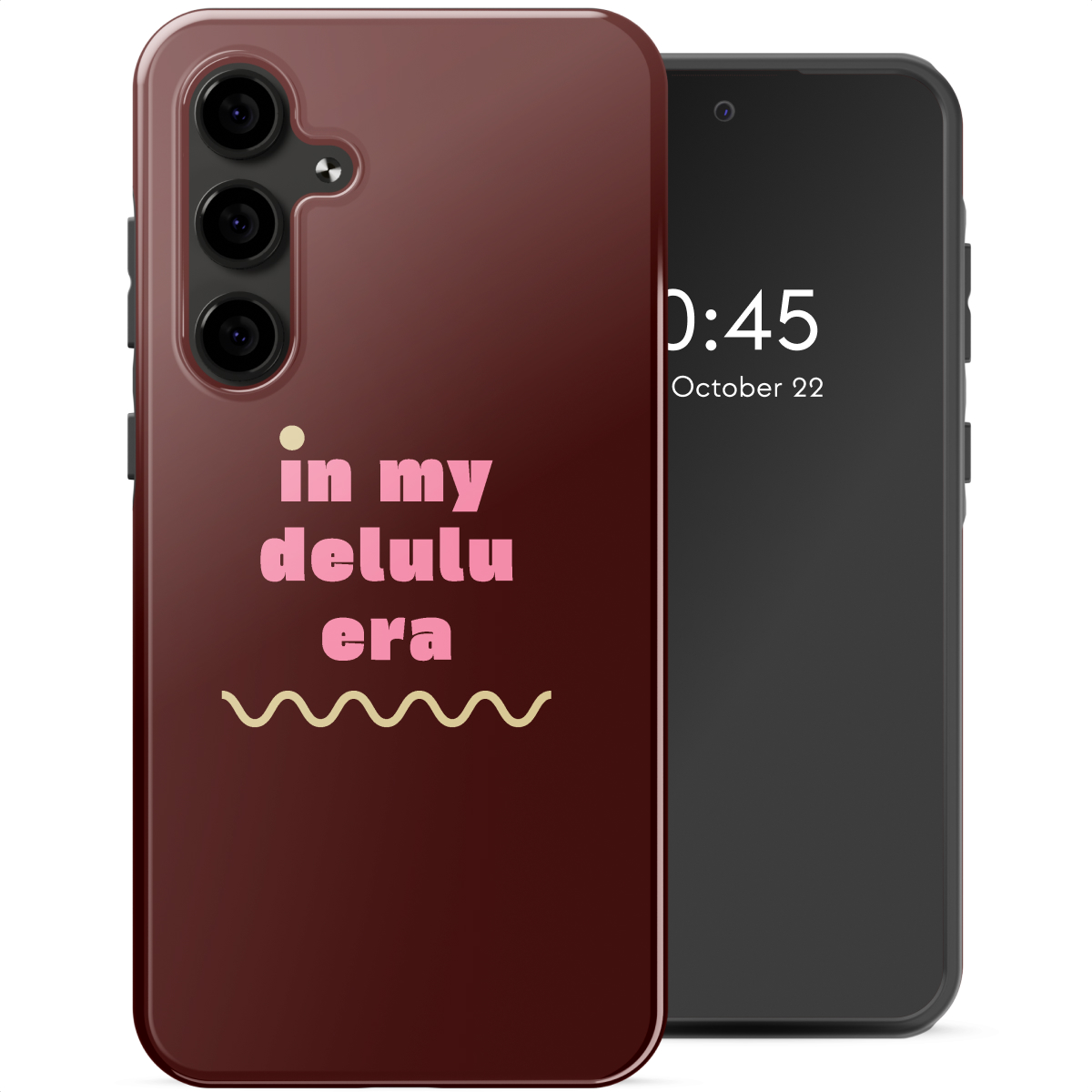 Un téléphone avec une coque bordeaux est affiché. La coque indique 'in my delulu era' en lettres roses, avec une ligne ondulée en dessous. L'écran affiche 0:45.