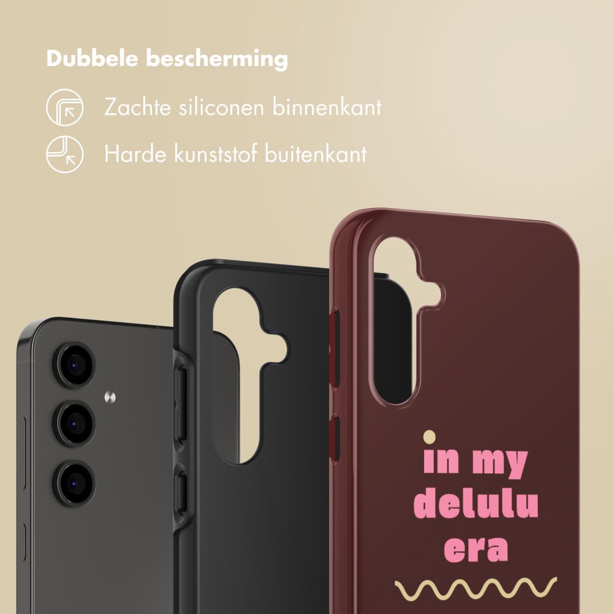 Trois étuis de téléphone avec un téléphone. Un noir, un bordeaux avec le texte 'in my delulu era'. Le fond est beige avec du texte.