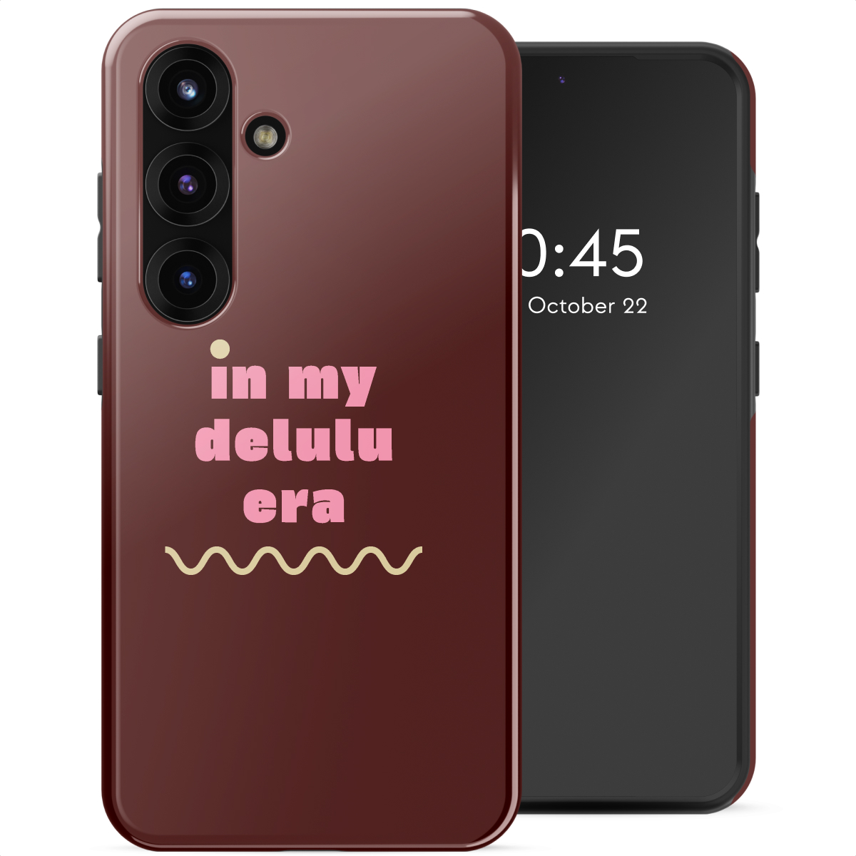 Une coque de téléphone avec le texte 'in my delulu era'. Le téléphone affiche 0:45, le 22 octobre. La coque est bordeaux, le téléphone noir.