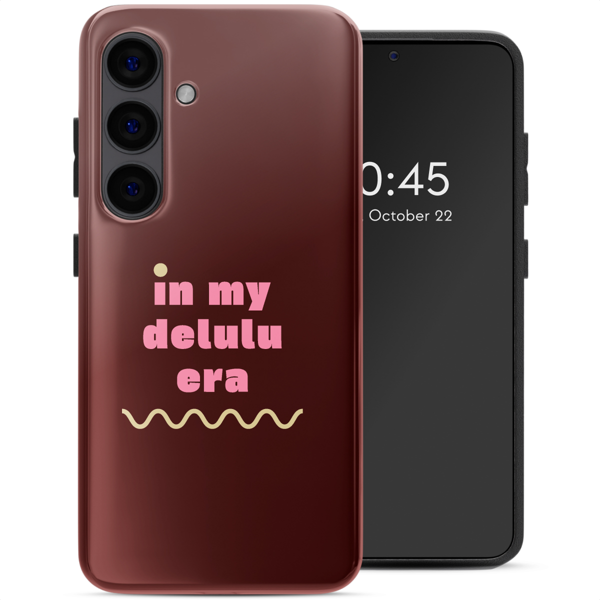 Een telefoon met een bordeauxrode hoes met 'in my delulu era' en een zwart scherm met de tijd 0:45, 22 oktober.