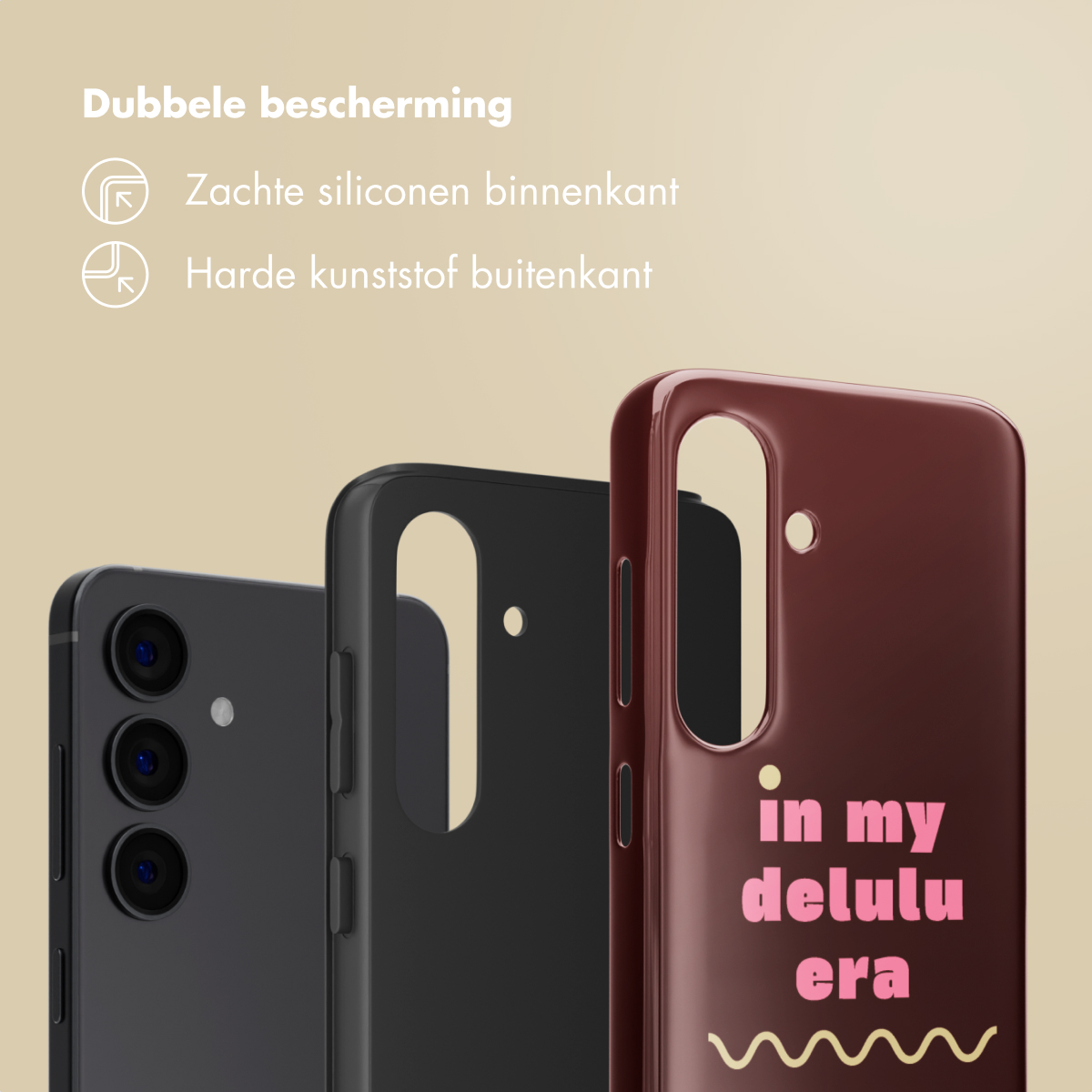 Drie telefoonhoesjes: zwart, transparant en bordeaux. De bordeaux hoes heeft roze tekst met 'in my delulu era' en een golvende lijn.