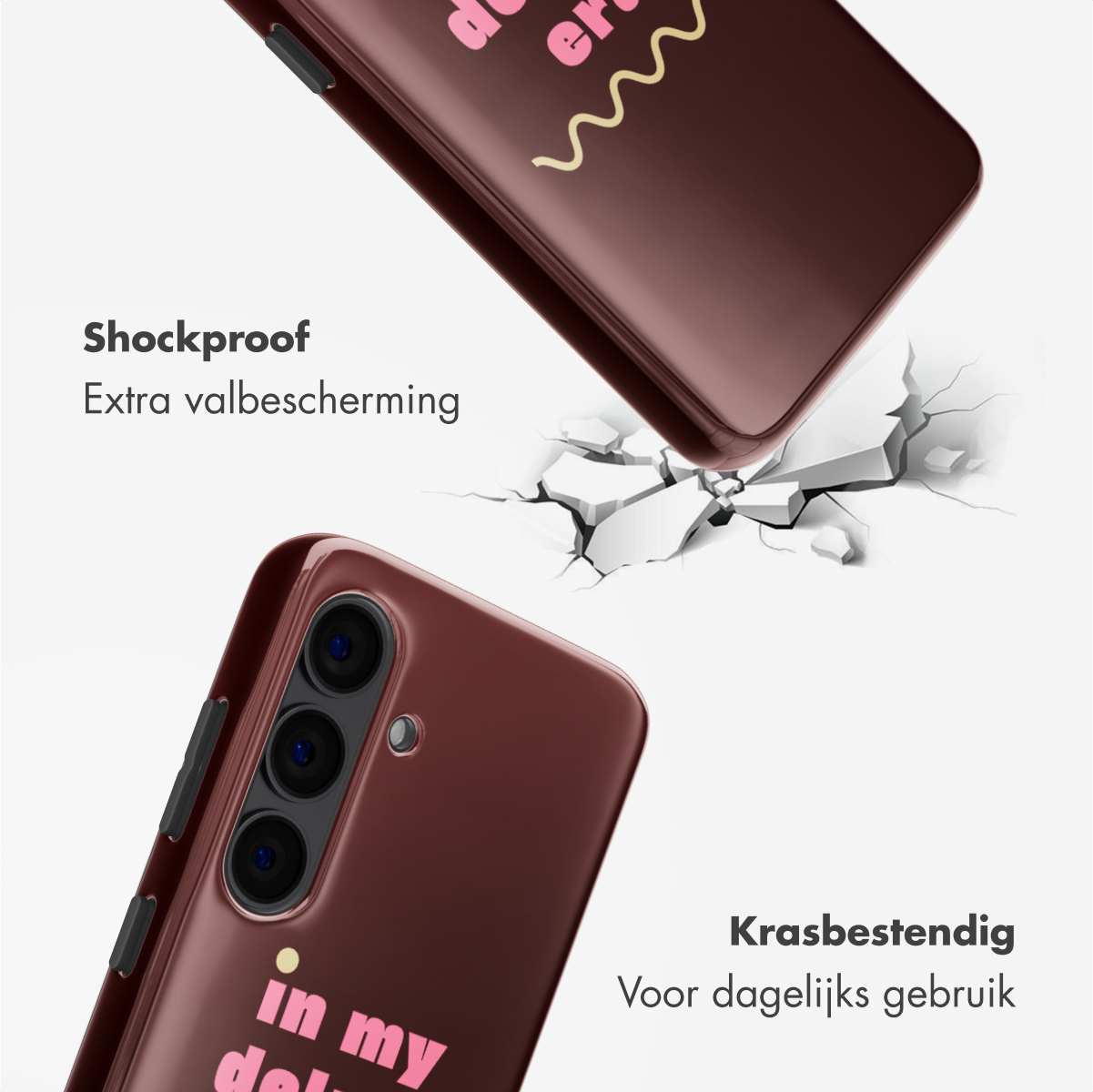 Twee telefoonhoesjes in de lucht, één raakt de grond. Tekst op hoesjes: 'in my del...'. Hoesjes zijn bruin, achtergrond is wit met scheuren.