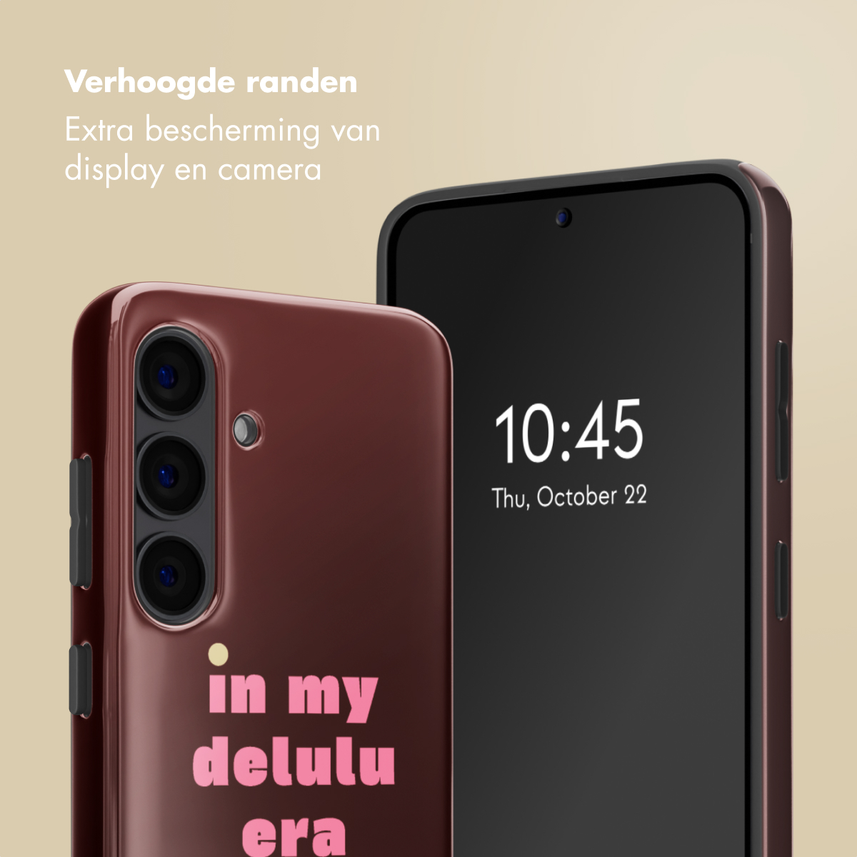 Twee telefoons, één in een bordeauxrode hoes met tekst, de andere zwart, met 10:45 en datum. Crèmekleurige achtergrond. Tekst: 'Verhoogde randen'.