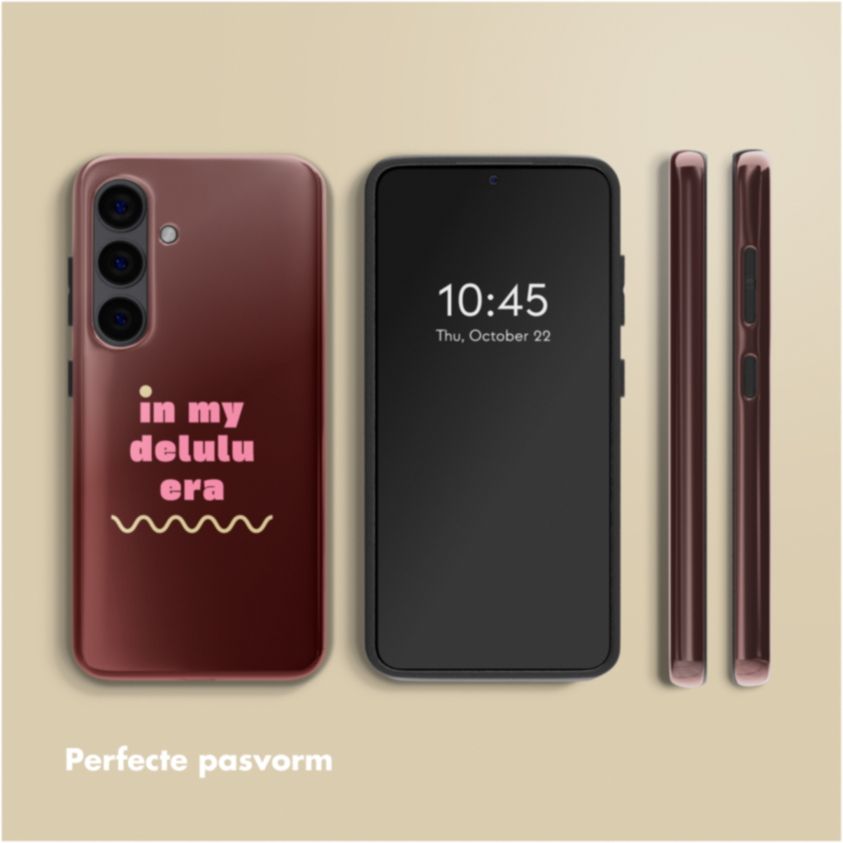 Afbeelding toont twee smartphones en twee telefoonhoesjes. Eén telefoon heeft een hoesje met de tekst "in my delulu era". De andere telefoon toont de tijd.