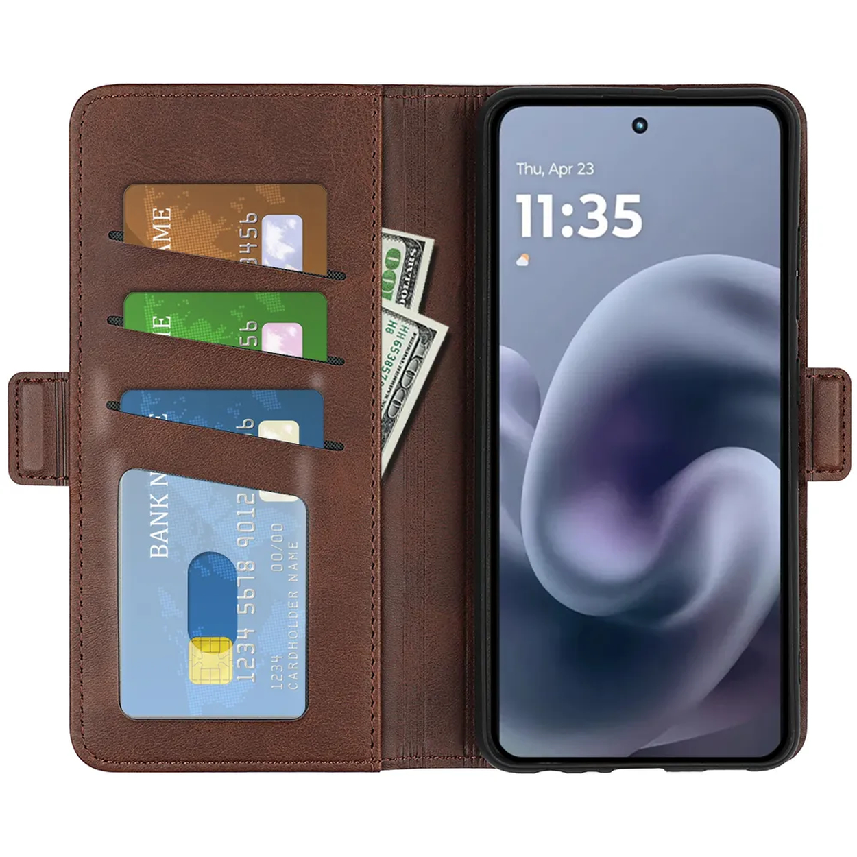 Bruine leren telefoonhoes open, met telefoon, kaarten en geld. De telefoon toont de tijd en datum.