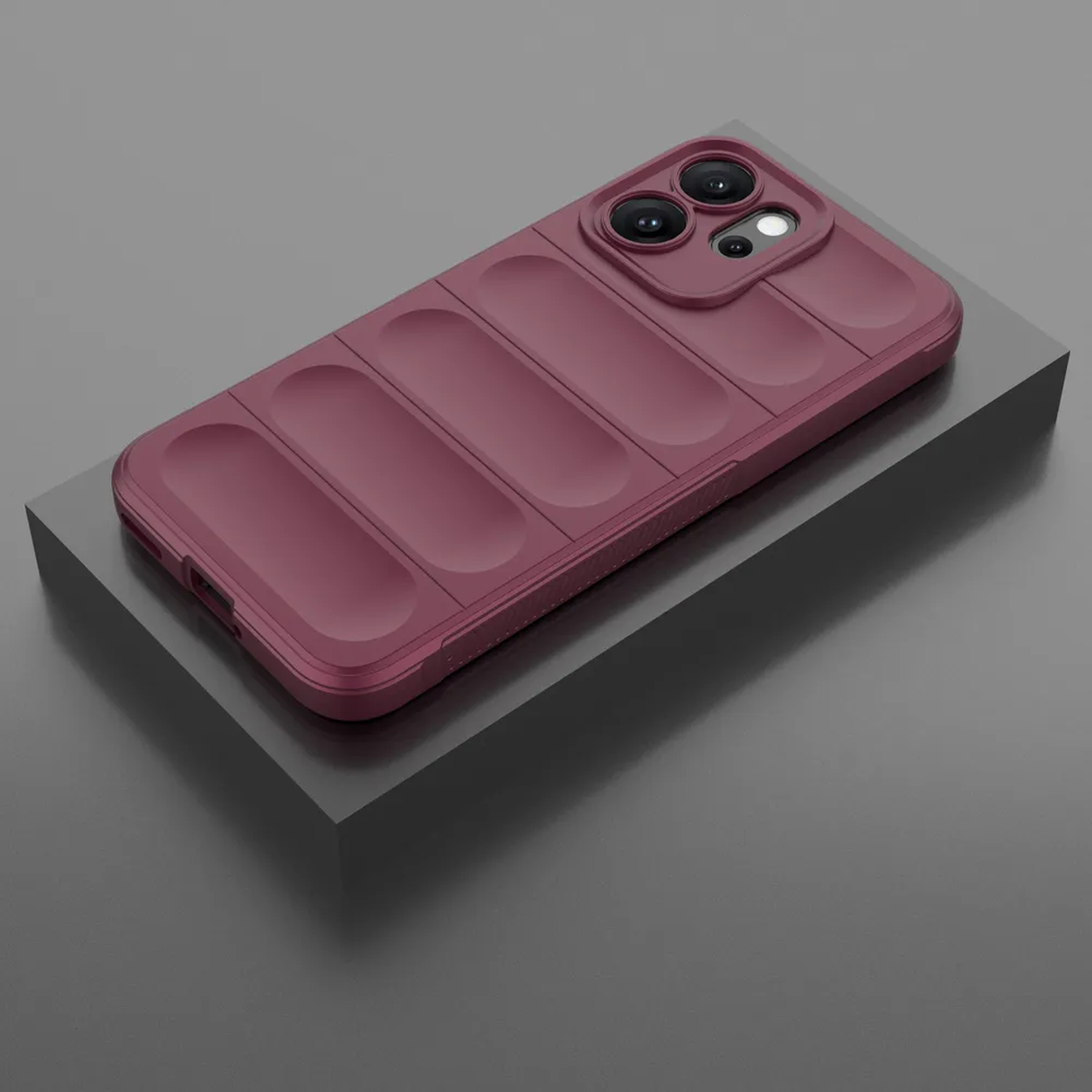 Een bordeauxrode telefoonhoes met een getextureerde achterkant, met drie verticale lijnen. Het staat op een grijs blok met een grijze achtergrond.