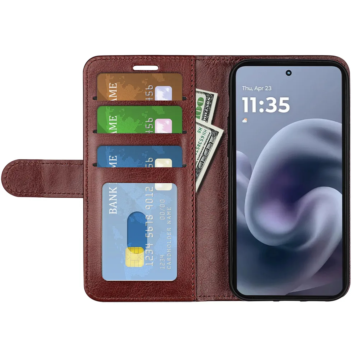 Een bruine portemonnee-etui bevat een telefoon met de tijd erop. Creditcards en contant geld zitten in de etui. De etui is gesloten.