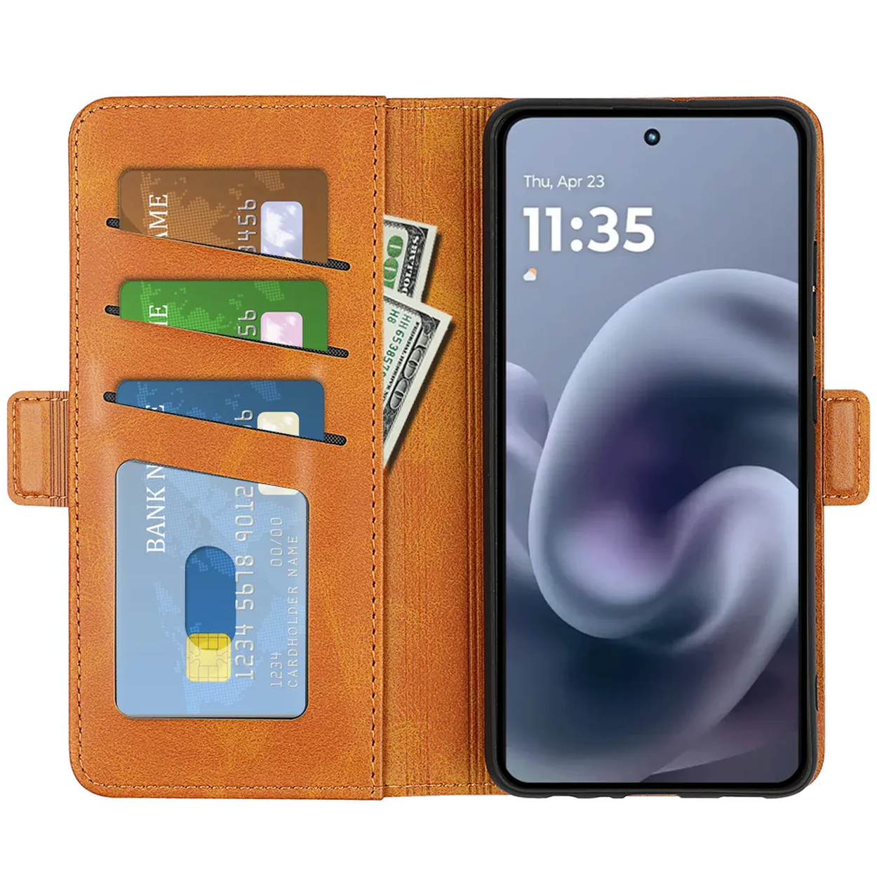 Een bruine telefoonhoes open, met een telefoon, kaarten en geld. De telefoon toont de datum en tijd. Kaarten zijn zichtbaar.