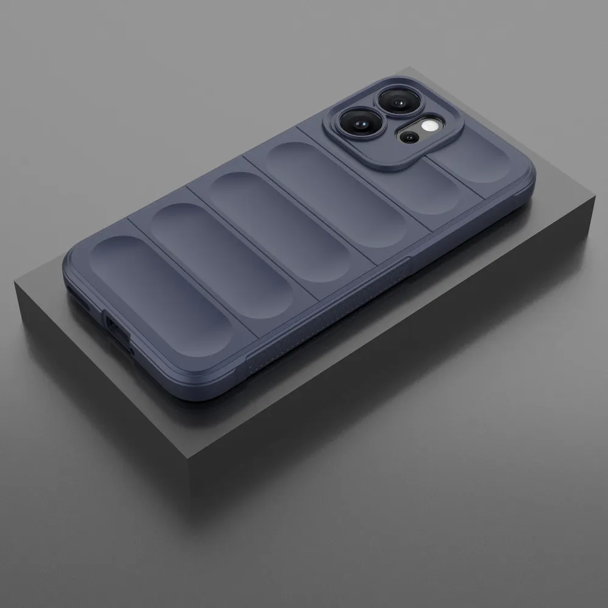 Un étui de téléphone bleu foncé avec trois lentilles d'appareil photo repose sur une surface gris foncé. L'étui a un design côtelé.