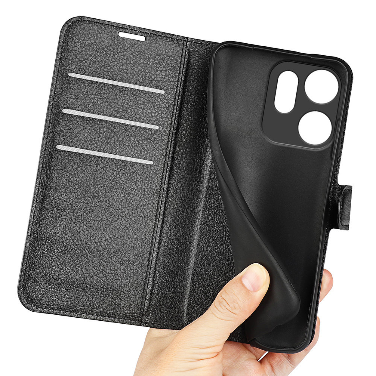 Een hand houdt een zwarte telefoonhoes open. De hoes heeft kaartsleuven en een telefoonhouder met camera-uitsparingen.