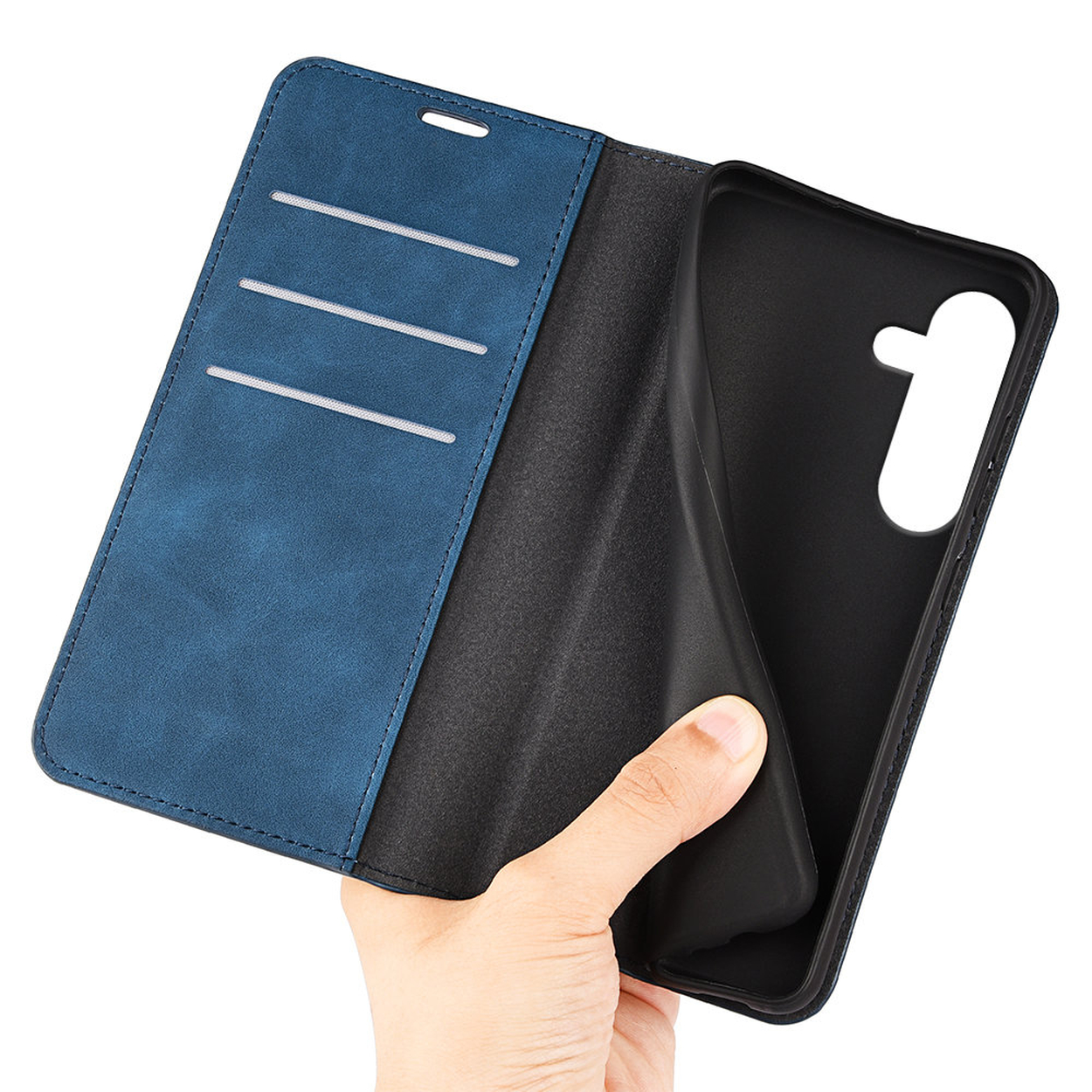 Un étui de téléphone bleu est ouvert, révélant un intérieur noir. Une main tient l'étui ouvert, montrant le support du téléphone.