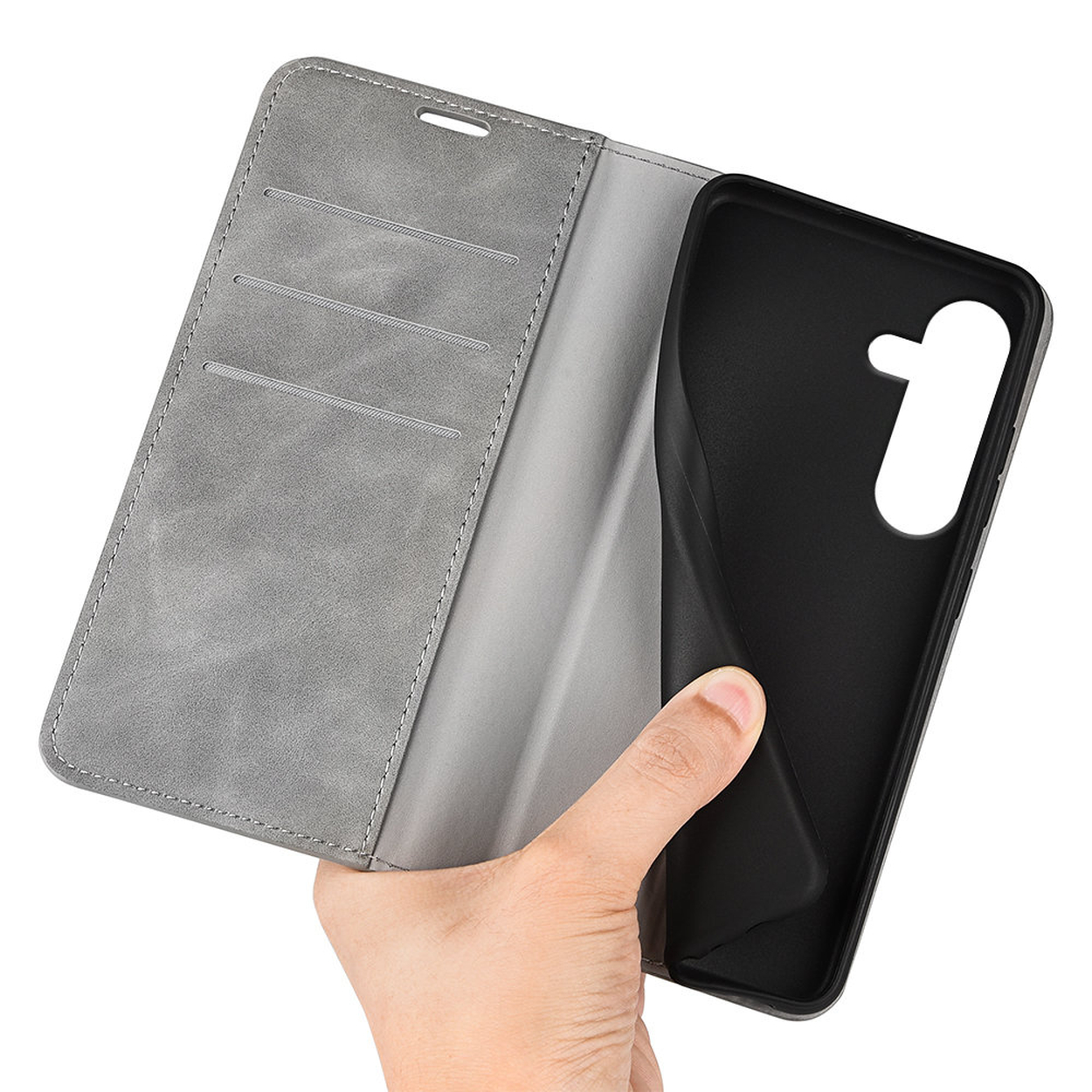 Une main tient un étui de téléphone gris ouvert avec une coque intérieure noire. L'étui est ouvert, révélant l'intérieur et le support du téléphone.