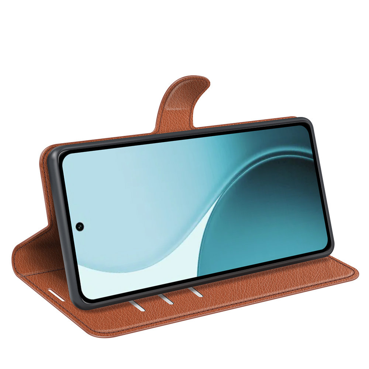 Un étui de téléphone en cuir marron, ouvert, avec un téléphone à l'intérieur. L'écran est bleu clair. L'étui est sur une surface blanche.