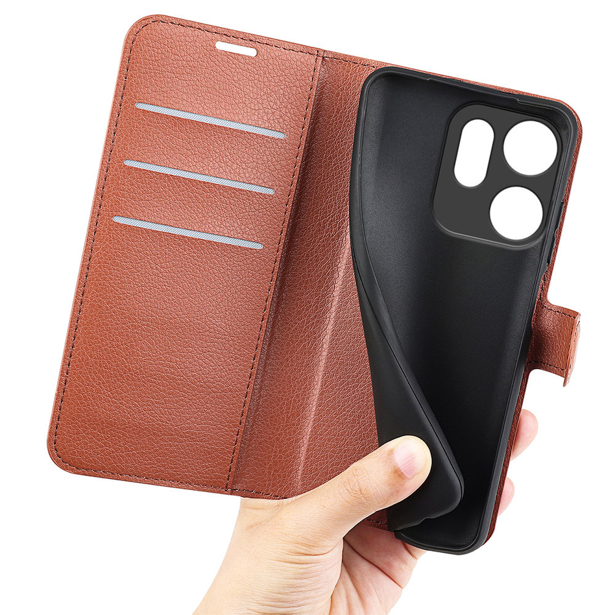 Une main tient un étui de téléphone en cuir marron. L'étui est ouvert, révélant un support de téléphone noir et des fentes pour cartes.