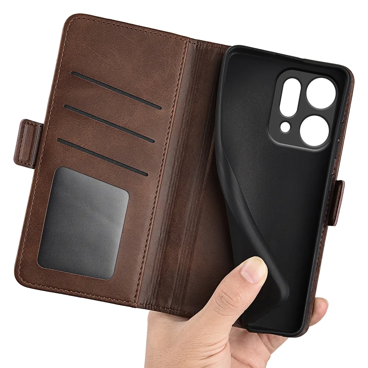 Un étui de téléphone en cuir marron est ouvert, révélant un support de téléphone noir. Une main tient le support, et l'étui a des fentes pour cartes.