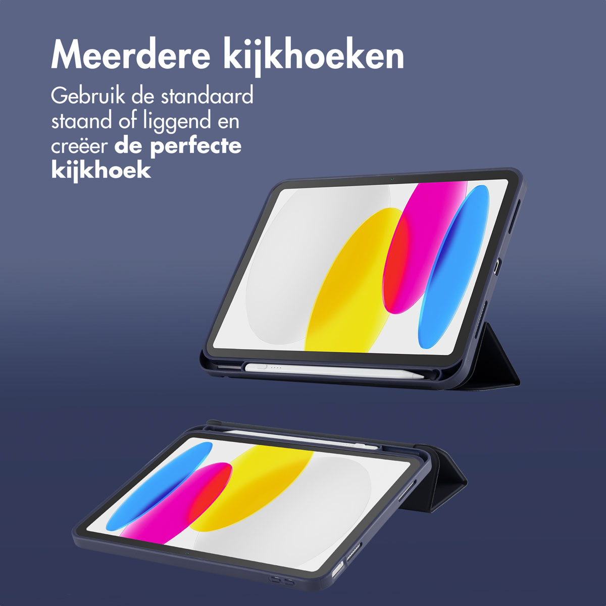 Twee tablets met kleurrijk scherm, één staand, één plat. Beide in marineblauwe hoesjes, tegen een donkerblauwe achtergrond.
