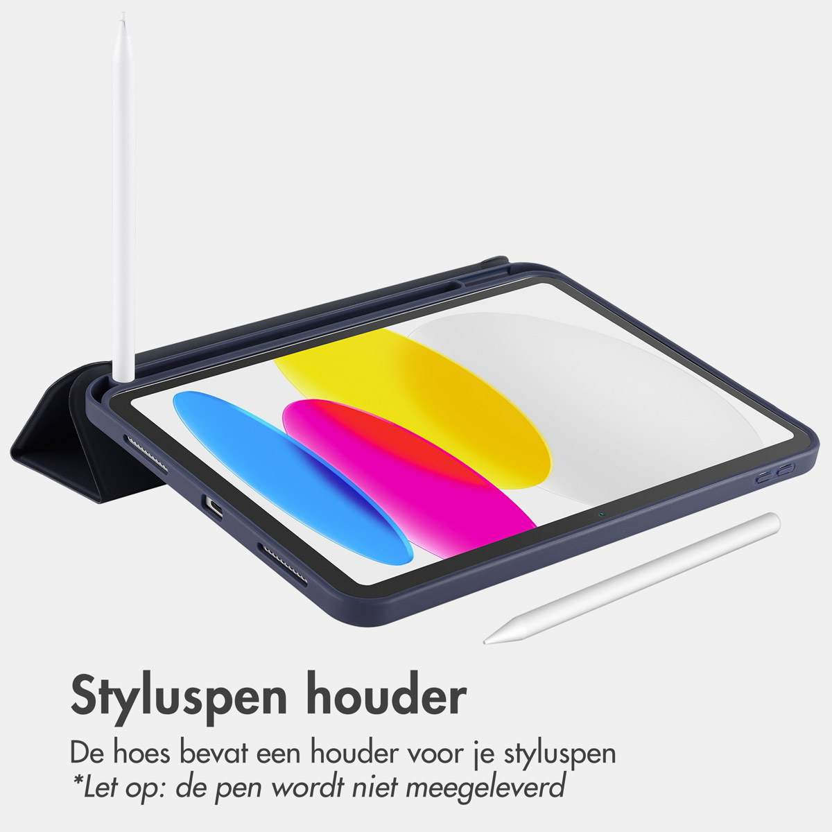 Een iPad met styluspen in een hoes. Het scherm toont kleuren. Een tweede styluspen rechts. Tekst beneden vermeldt een stylushouder.