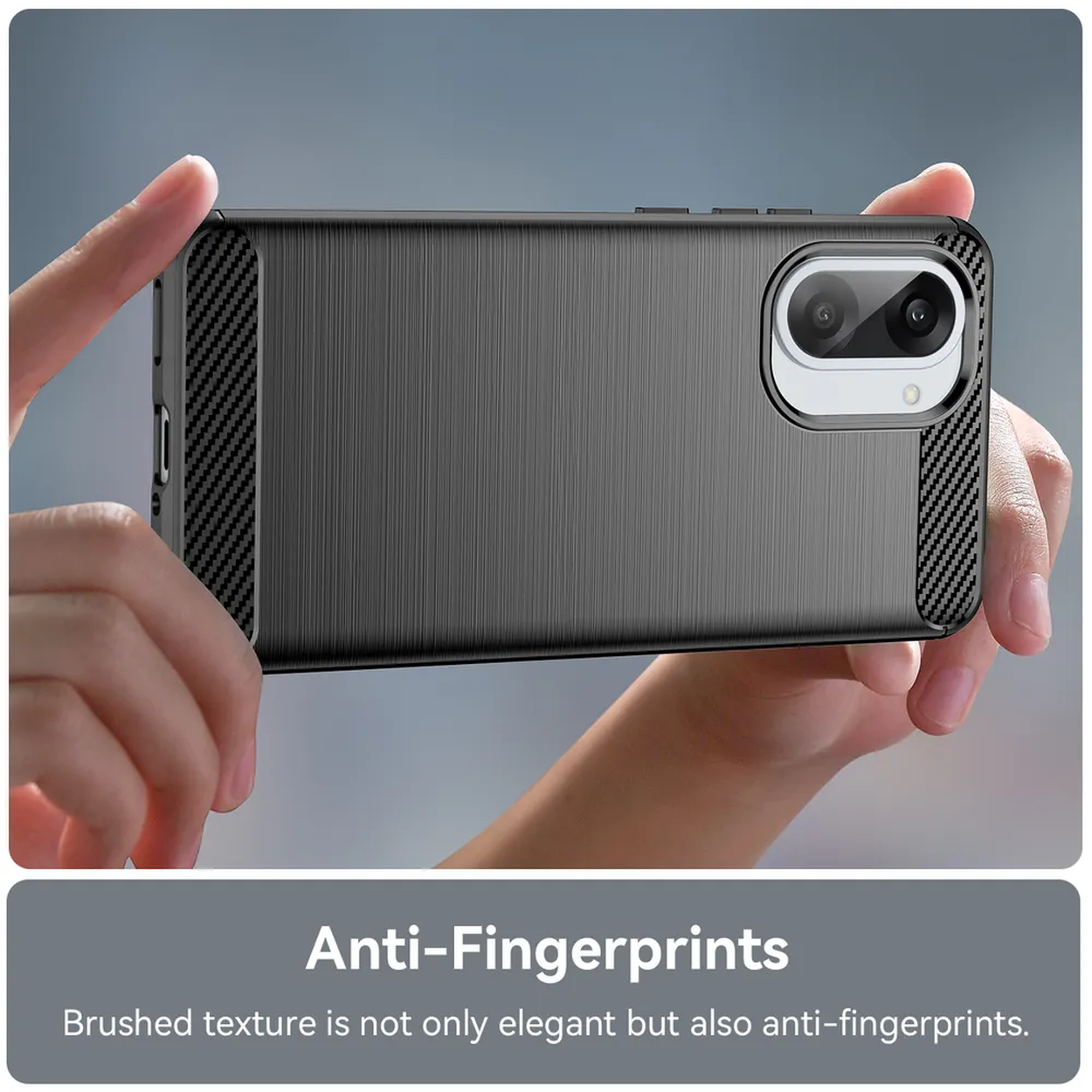Eine Person hält eine dunkle Handyhülle. Sie hat eine gebürstete Textur und Carbonfaser-Akzente. Die Hülle ist Anti-Fingerabdruck.