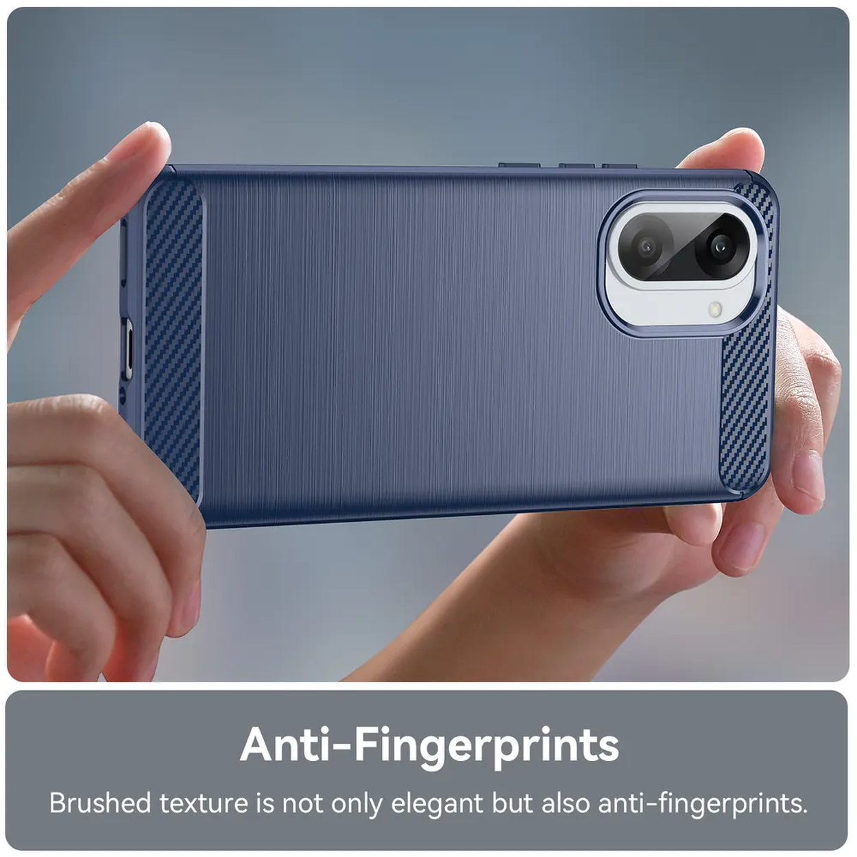 Eine Person hält eine blaue Handyhülle. Die Hülle hat eine gebürstete Textur, und auf der Unterseite steht, dass sie Anti-Fingerprint ist.