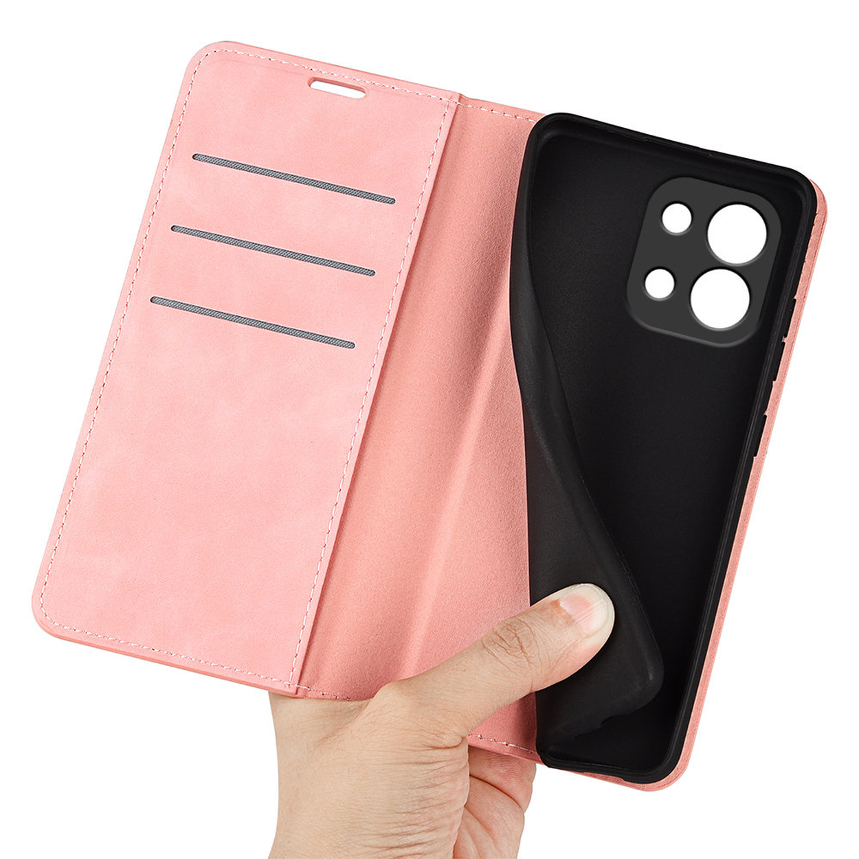 Une main tient un étui de téléphone rose avec un intérieur noir. L'étui comporte des fentes pour cartes. Le fond est blanc.