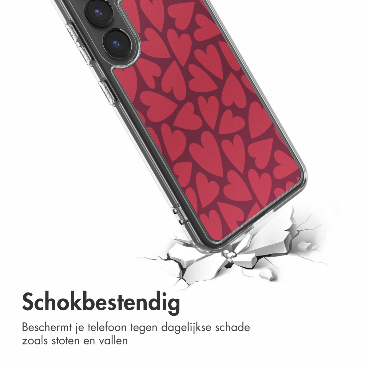 Een telefoonhoesje met rood hartjespatroon breekt een wit oppervlak. De telefoon staat schuin, met de voorkant die het ontwerp laat zien.