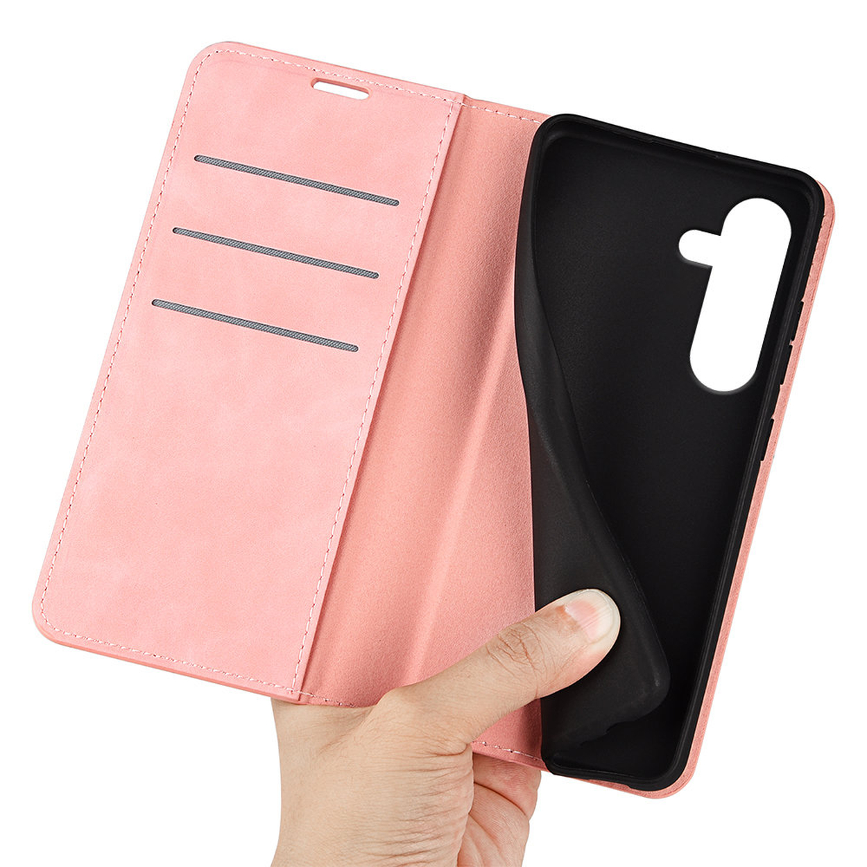 Une main tient un étui de téléphone rose ouvert. L'intérieur est noir. L'étui a des fentes pour cartes. Le fond est blanc.