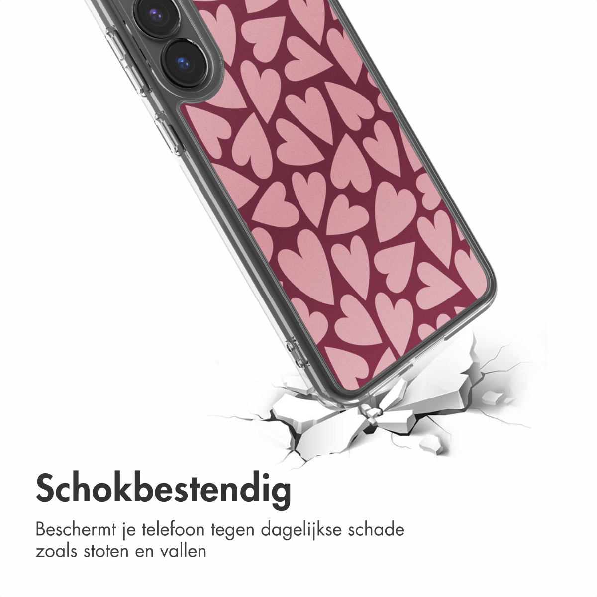 Een telefoon met een roze hartjespatroon hoesje breekt een wit oppervlak. De case is transparant, de achtergrond is wit.