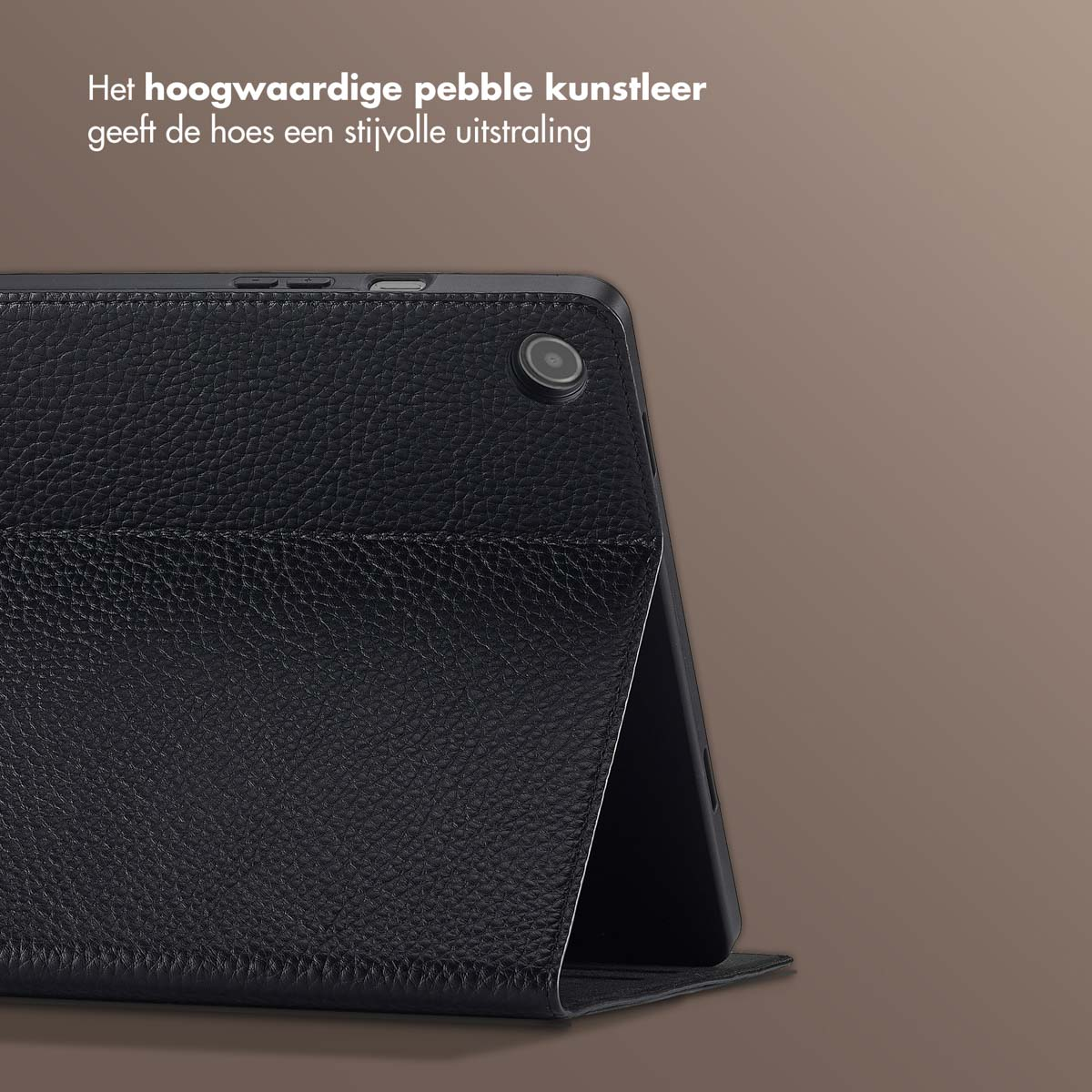 Close-up van een zwarte tabletcase met kiezeltextuur, gedeeltelijk open. De achtergrond is een bruine gradiënt.
