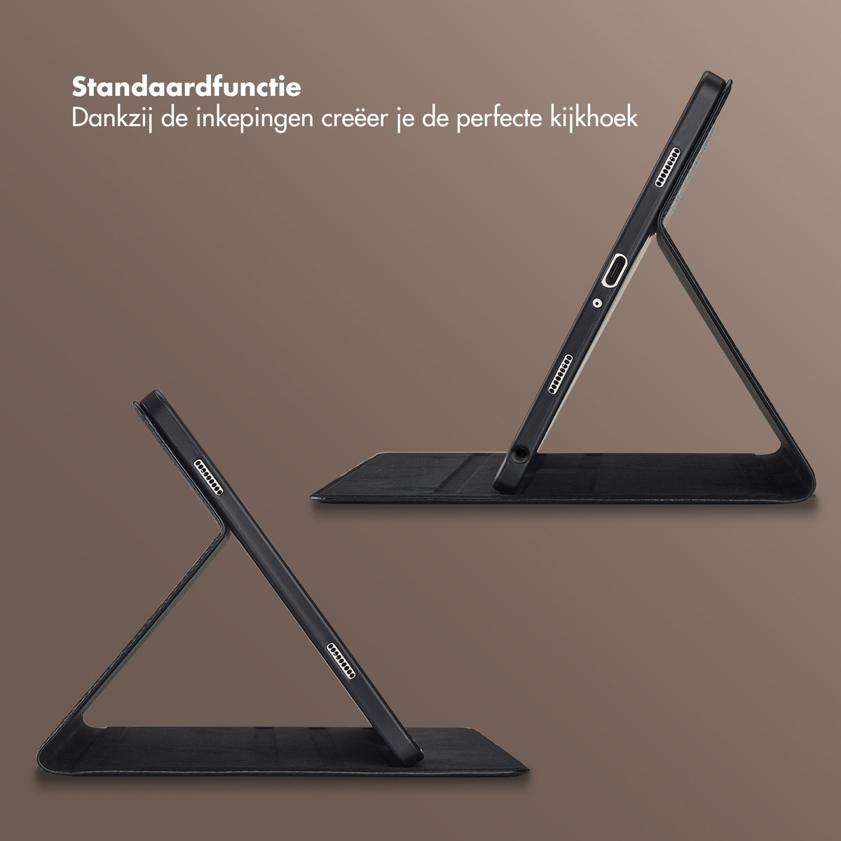 Er worden twee zwarte tablethoezen open getoond, omhooggezet. De hoezen staan op een bruine achtergrond. Tekst in het Nederlands bovenaan.