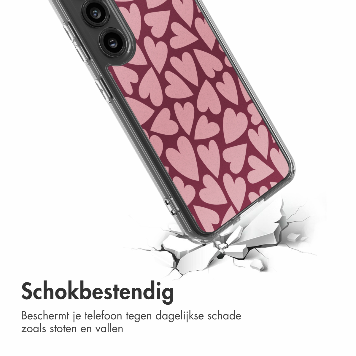 Telefoonhoesje met roze harten op een bordeauxrode achtergrond, gebarsten oppervlak eronder. Toont telefoon met cameralenzen.