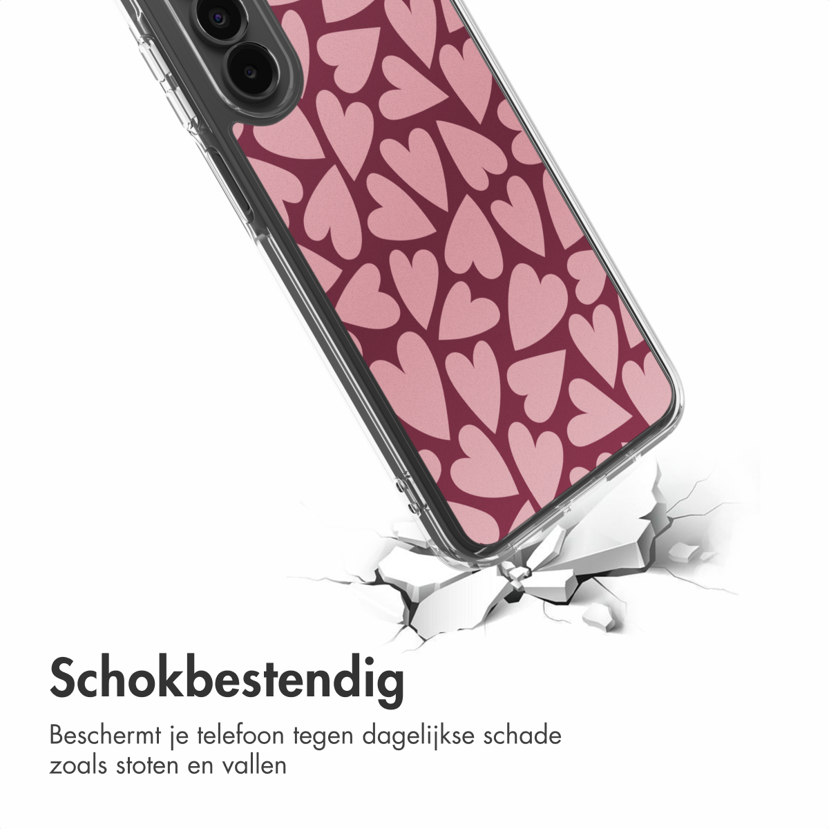 Een telefoonhoesje met roze hartjes op een bordeauxrode achtergrond breekt een wit oppervlak. De hoes is transparant, de telefoon heeft camera's.