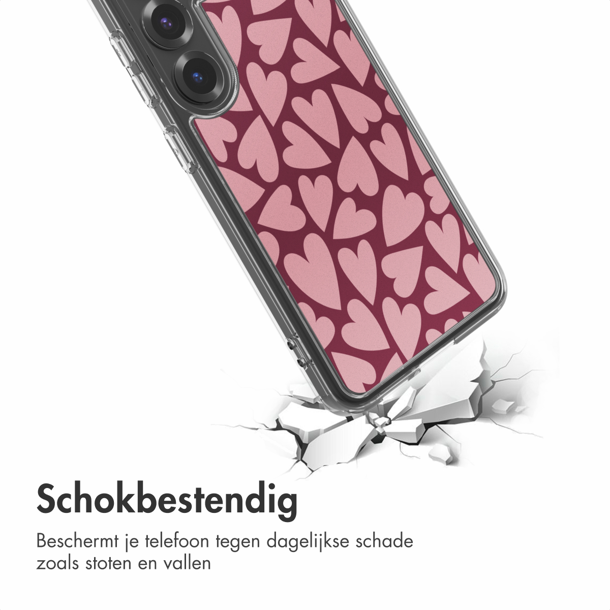 Een telefoonhoesje met roze hartjes op een bordeauxrode achtergrond. De hoes breekt de grond. Tekst: 'Schokbestendig'.