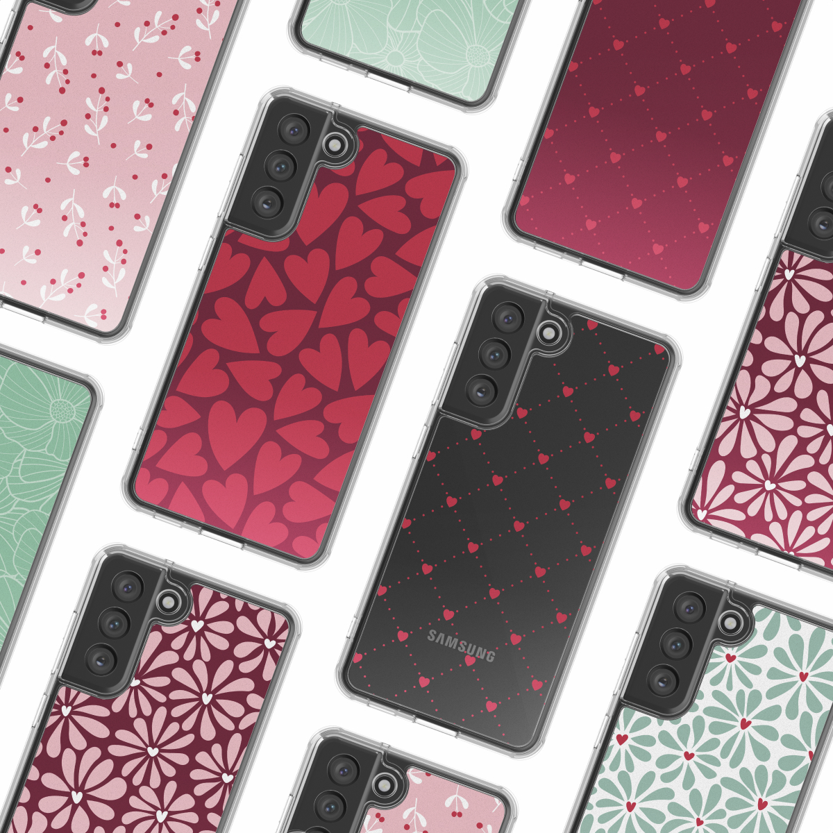 Primo piano di più telefoni Samsung in custodie trasparenti. I design includono cuori, fiori e motivi su sfondi rosa, rossi e neri.