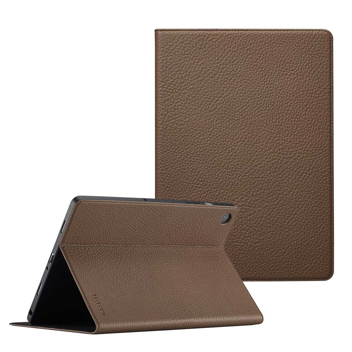 Een bruine tablethoes en -cover worden getoond. De hoes is open en schuin, waardoor een zwarte tablet zichtbaar wordt. De cover bevindt zich rechts.