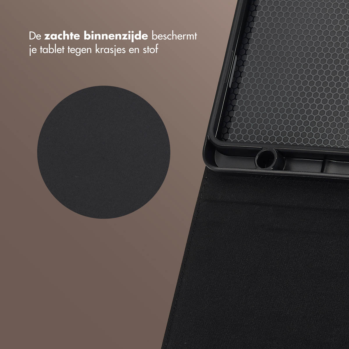 Zwarte tablethoes met zacht interieur. Een cirkelvormig detail en tekst op de achtergrond. De hoes beschermt tegen krassen en stof.