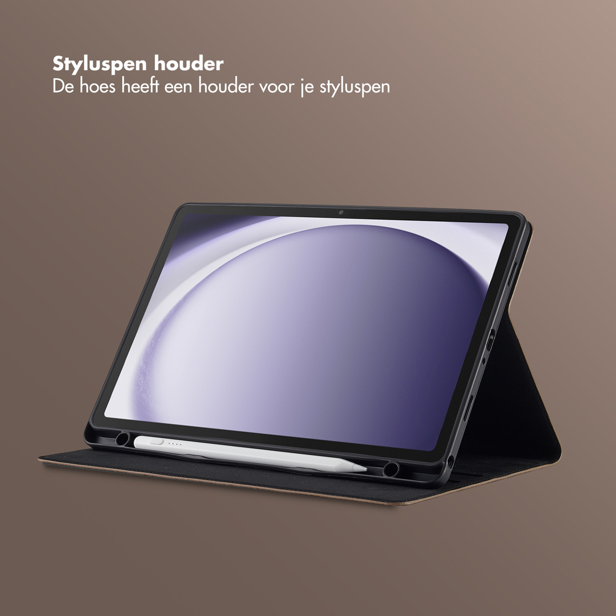 Tablet in een hoesje met een witte stylus. De hoes is open en het tabletscherm is zichtbaar. De achtergrond is bruin.