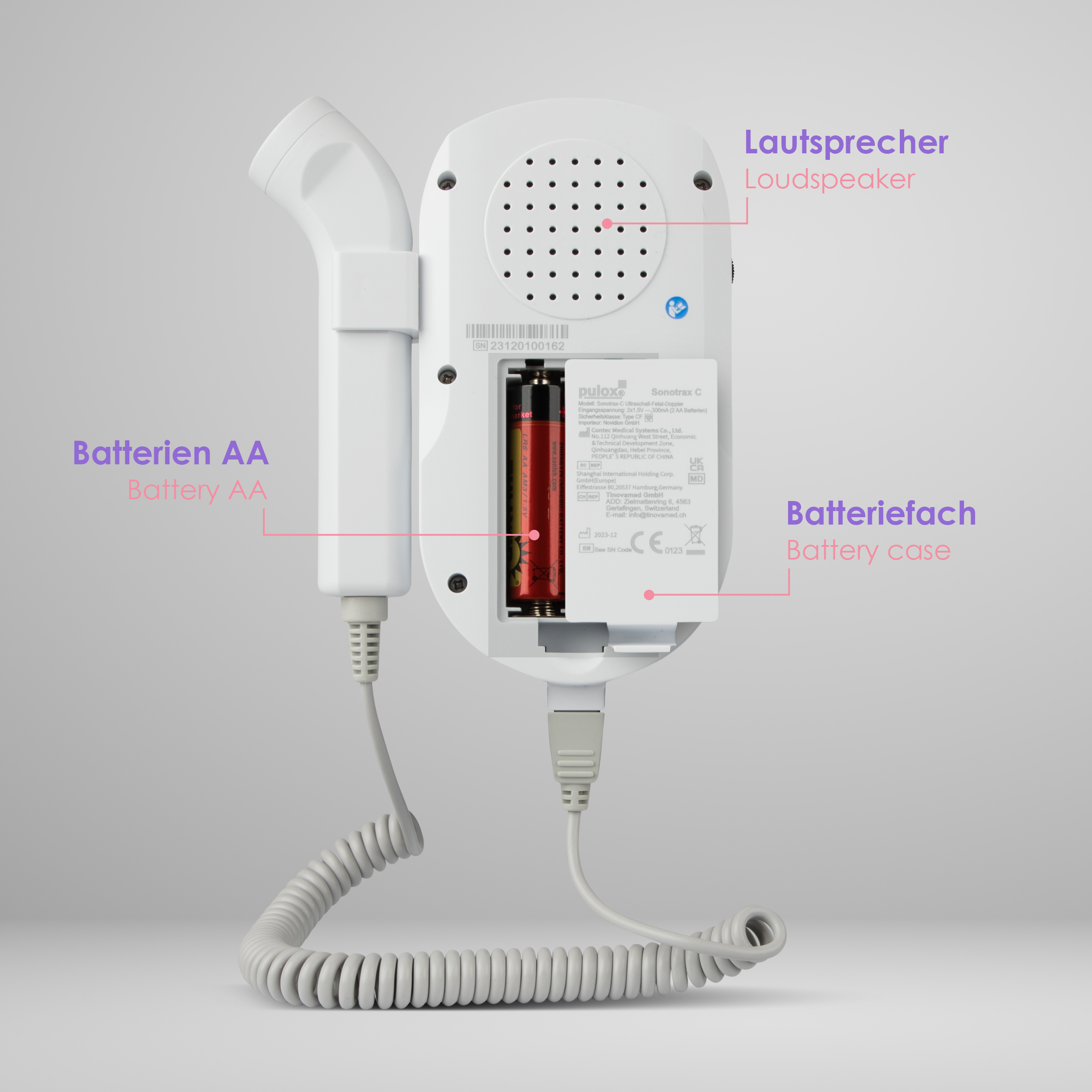 Ein weißes Ultraschall-Fetal-Doppler-Gerät mit grauem Kabel. Batterien sind sichtbar, und das Gerät hat einen Lautsprecher.