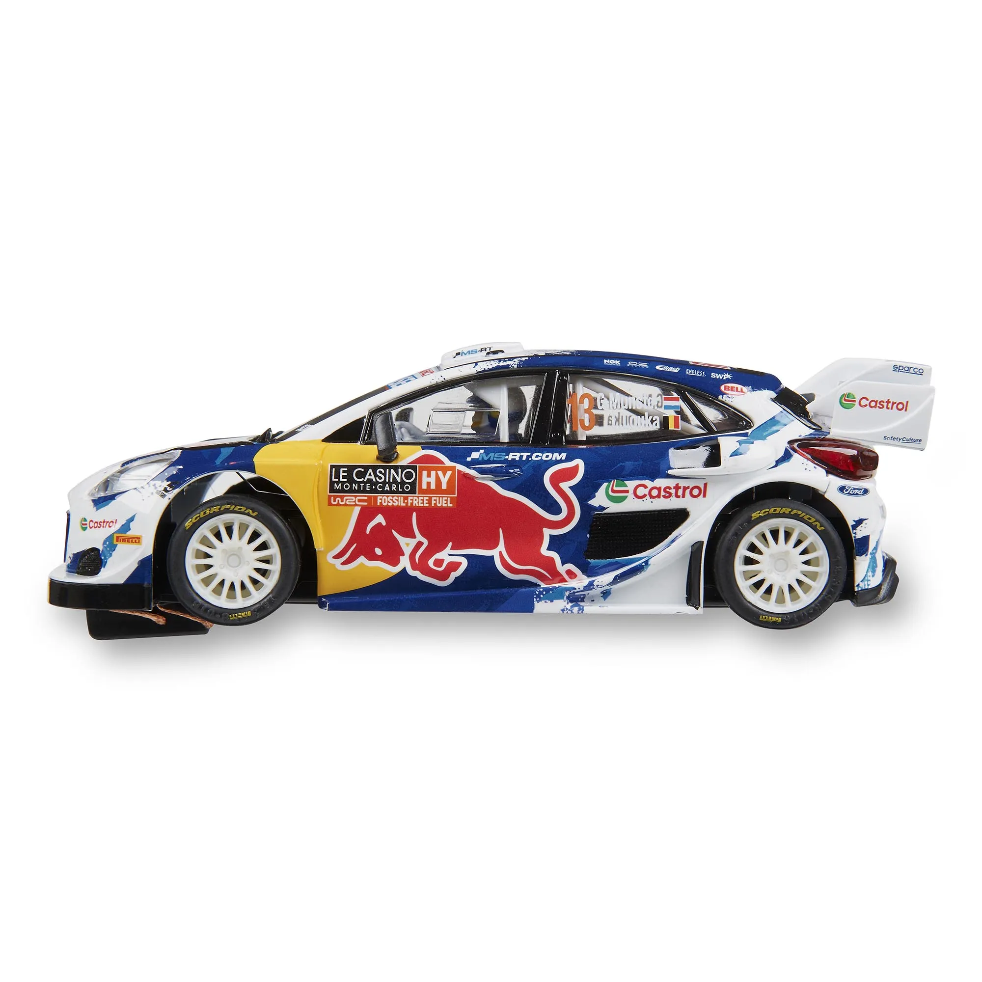Un coche de carreras blanco, azul y amarillo con logotipos de patrocinadores, un toro rojo y el número 13. Está sobre un fondo blanco.
