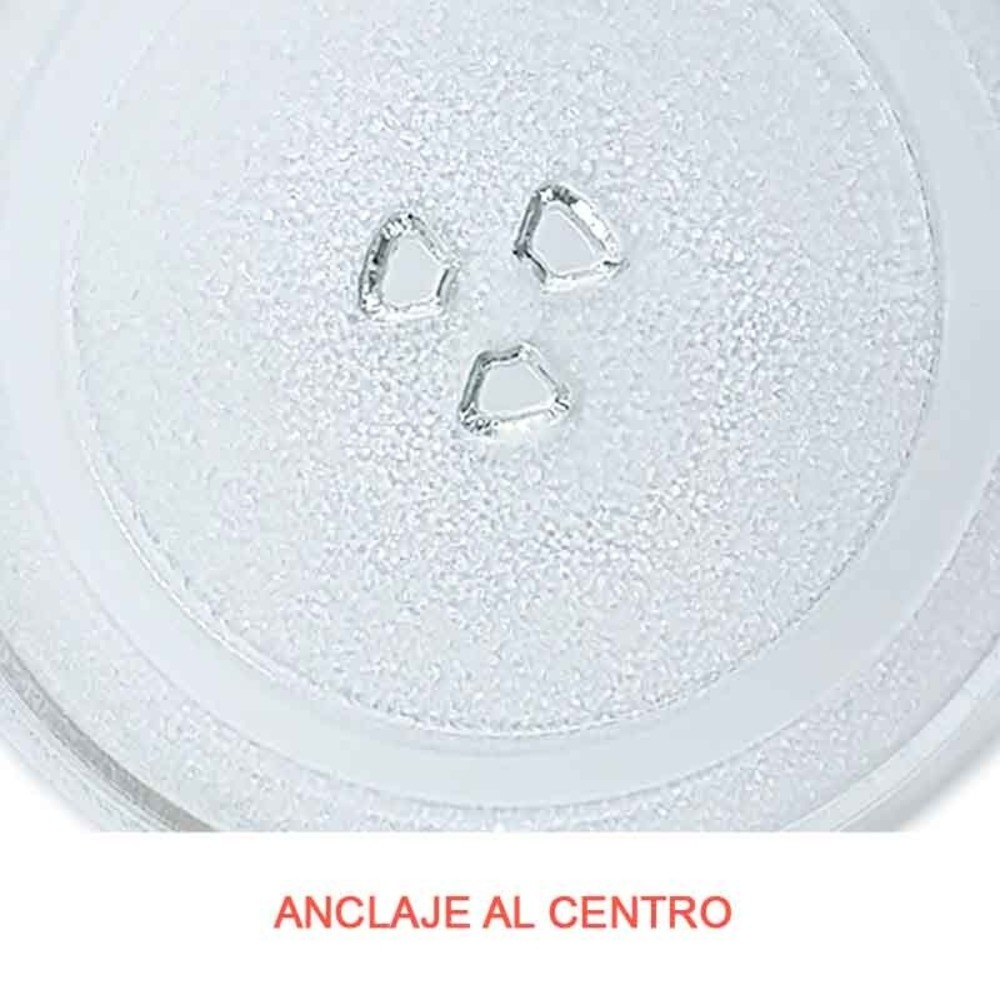 Un plato de vidrio transparente con tres pequeños agujeros irregulares en el centro. El plato tiene una superficie texturizada.