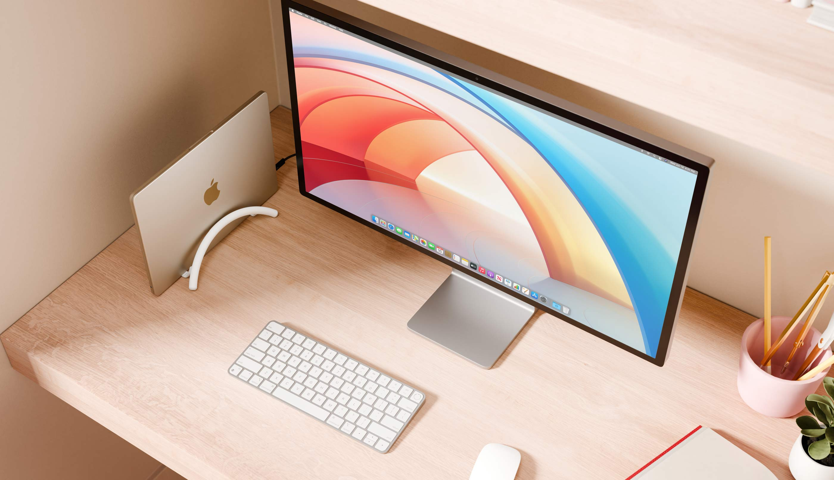 Un'area di lavoro con un monitor che mostra un'immagine colorata, tastiera, mouse e laptop. Sono visibili anche un portapenne e una piccola pianta.
