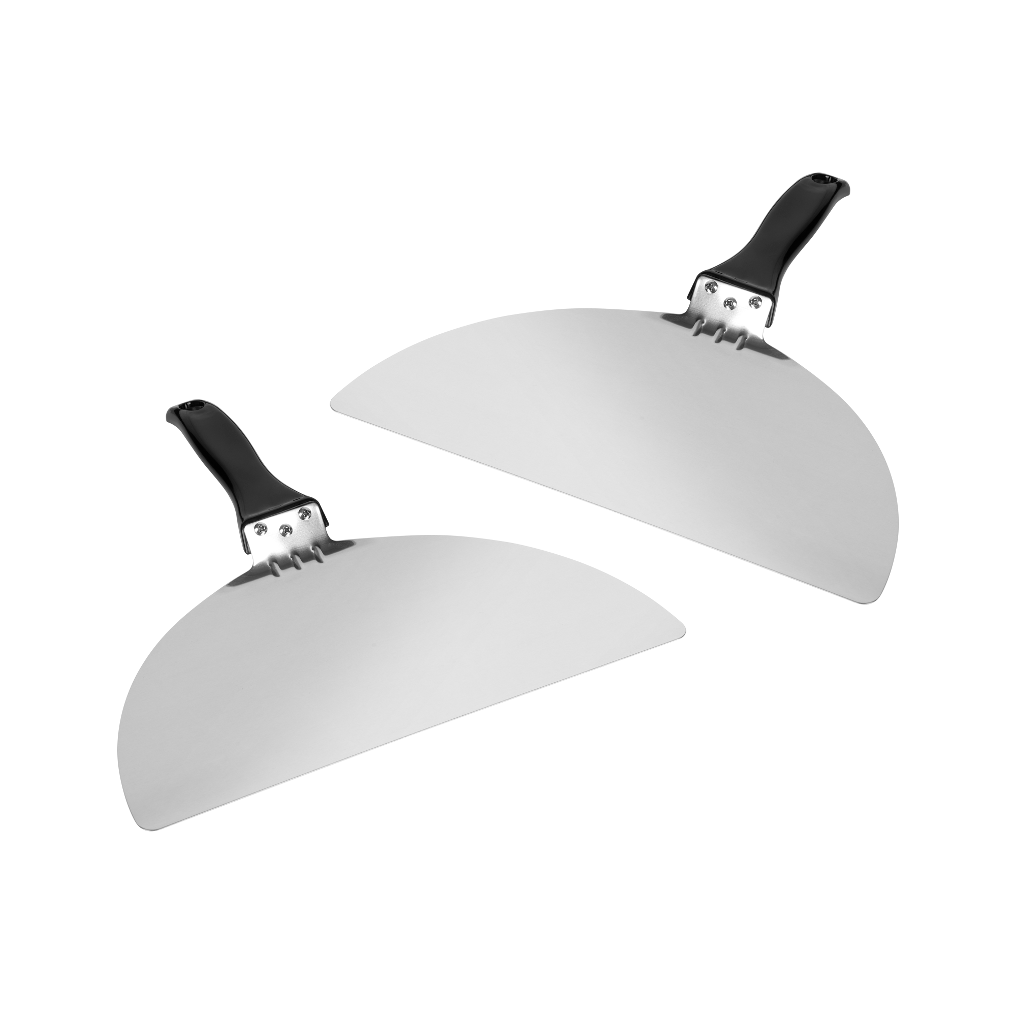 Dwie metalowe łopatki do pizzy z czarnymi uchwytami, ustawione pod kątem na jasnym tle. Ostrza są zakrzywione.